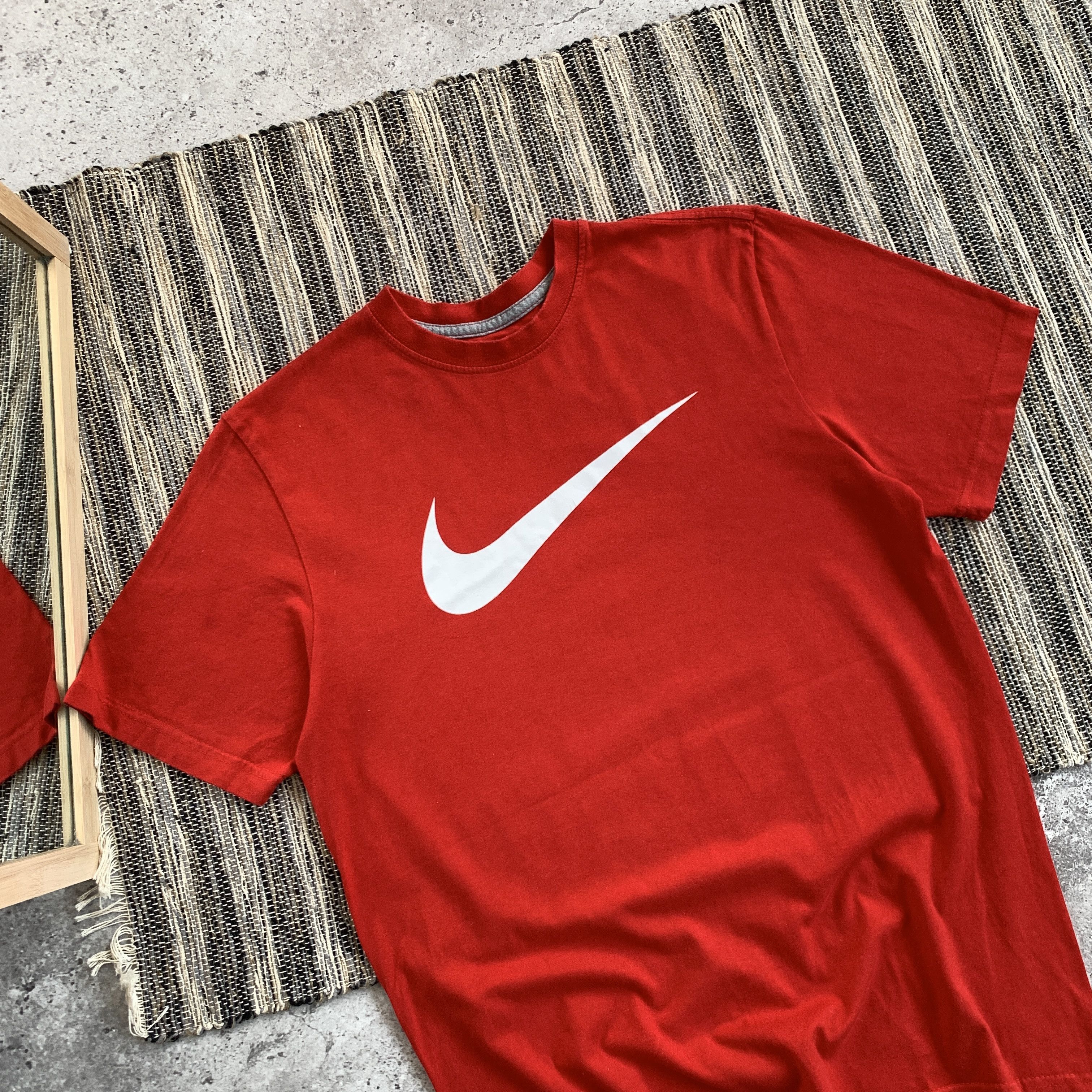 Nike Nike Big Swoosh Icon Red Graphic Tee Shirt Size US M / EU 48-50 / 2 - 2 Thumbnail