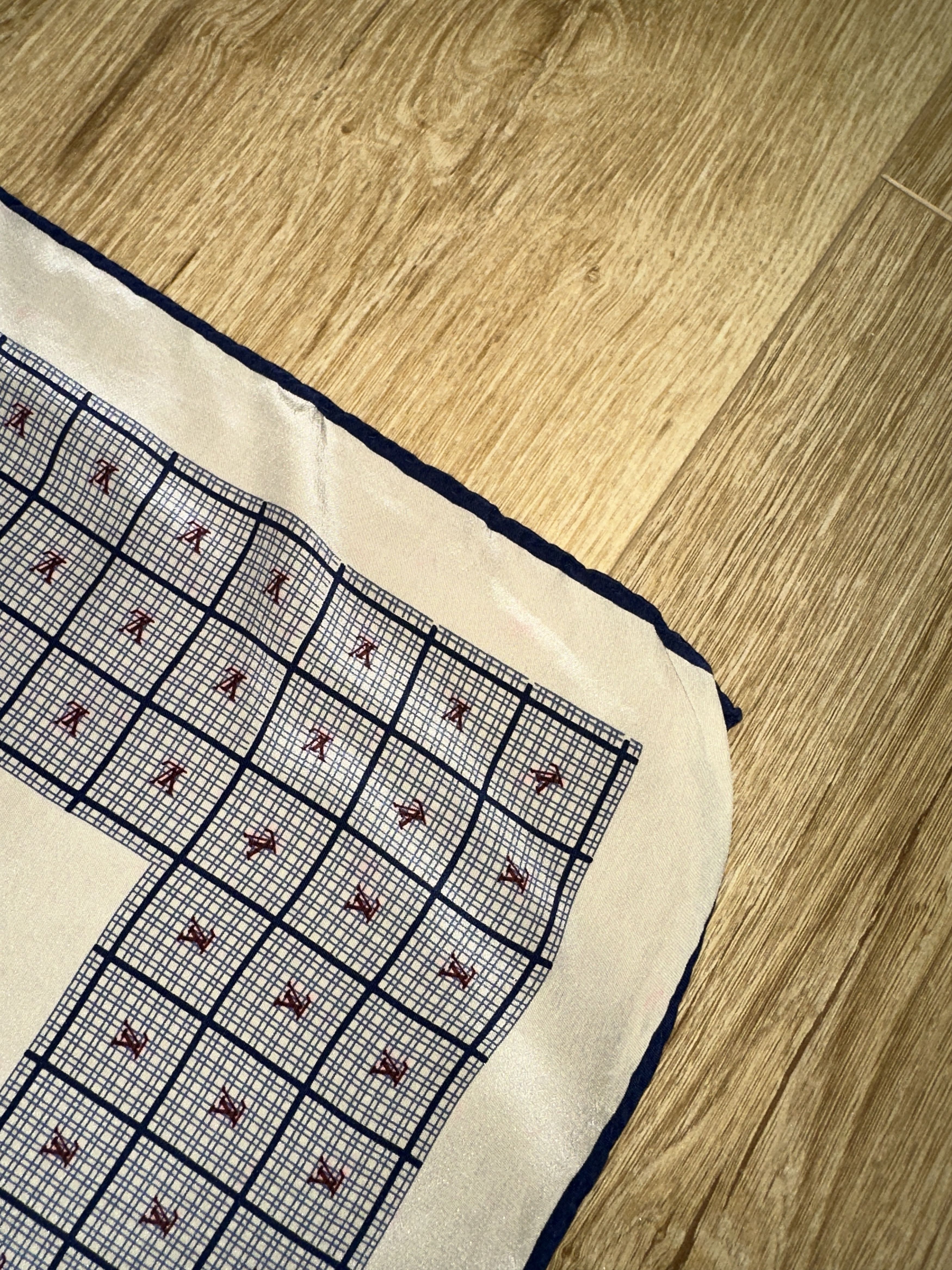 Louis Vuitton Louis Vuitton Silk Scarf Monogram Grid Square 81x83cm Size ONE SIZE - 6 Thumbnail
