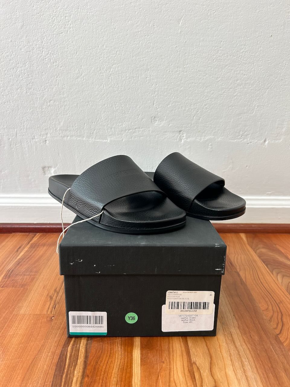VETEMENTS Black Leather Slides