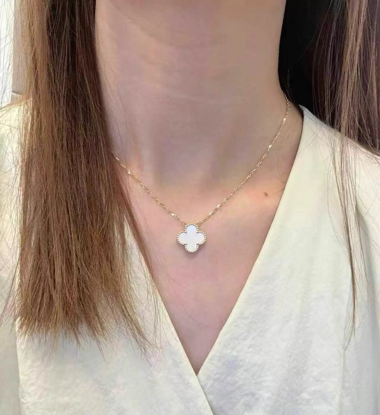 Van Cleef & Arpels VCA 4LC White MOP Medium Necklace 24 (Box,Cards,DustBag) Size ONE SIZE - 8 Thumbnail