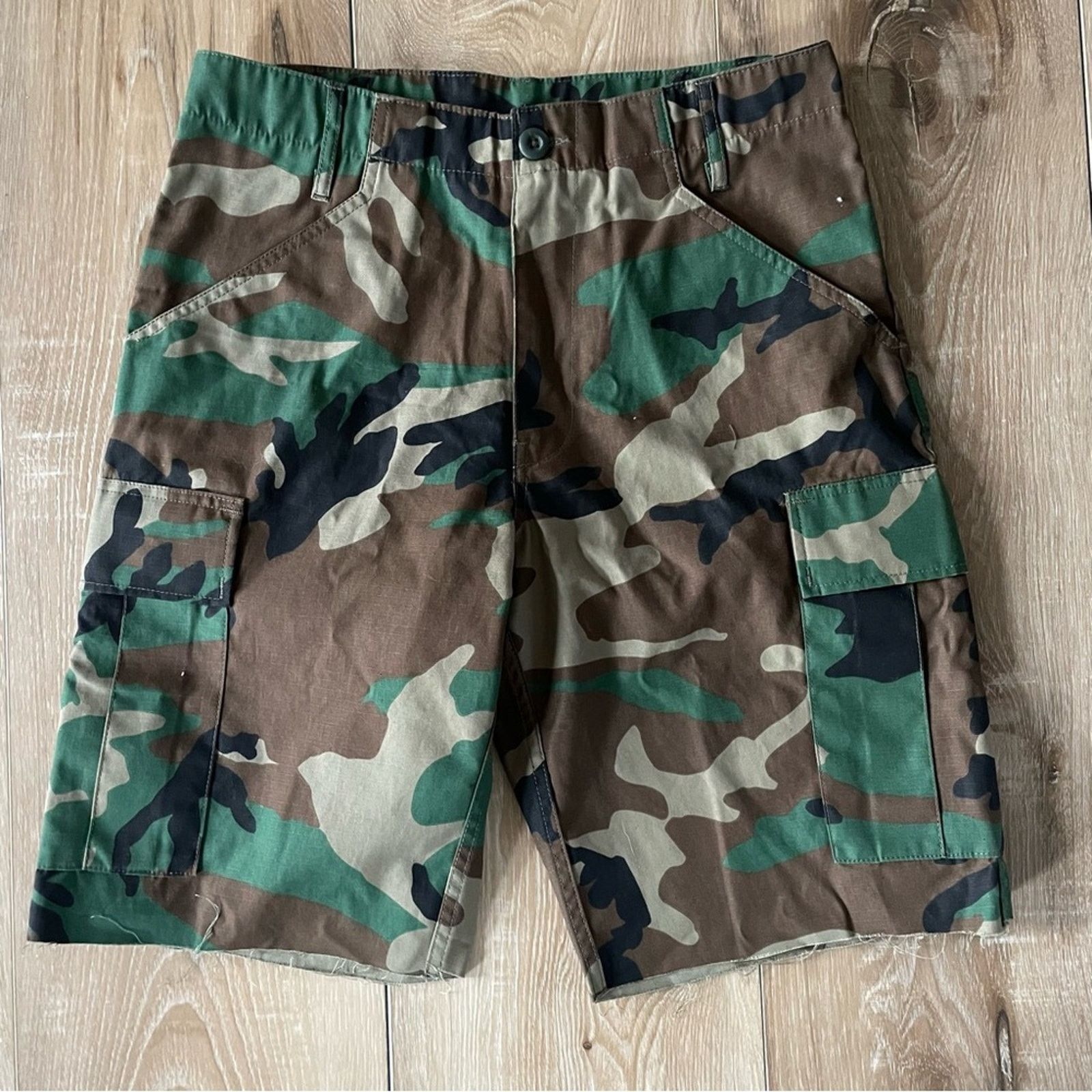 Urban Renewal Urban Outfitters Urban Renewal Remade Camo Cut-Off Short S Size 31" - 1 Thumbnail