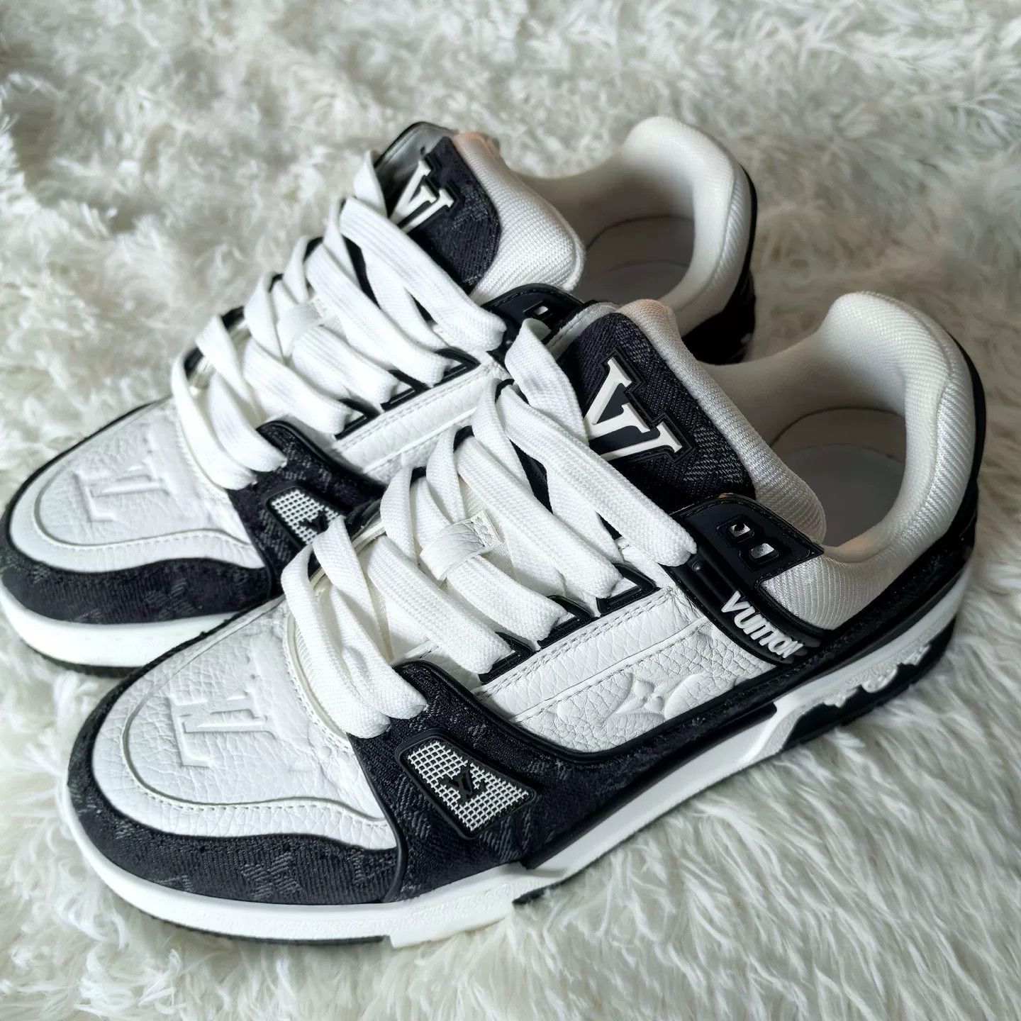 Louis Vuitton Louis Vuitton Trainer Women's Low-Top Sneakers Size US 6 / IT 36 - 1 Thumbnail