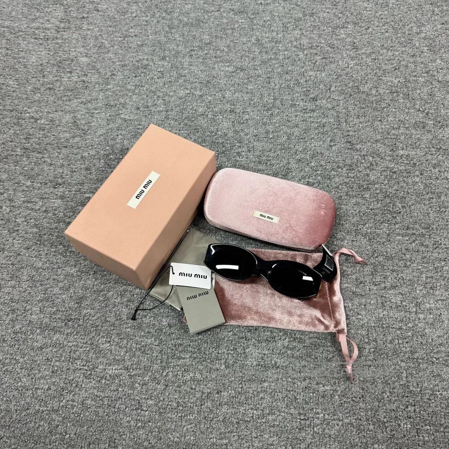 Miu Miu Miu Miu Letter Logo Oval Sunglasses. Size ONE SIZE - 3 Thumbnail