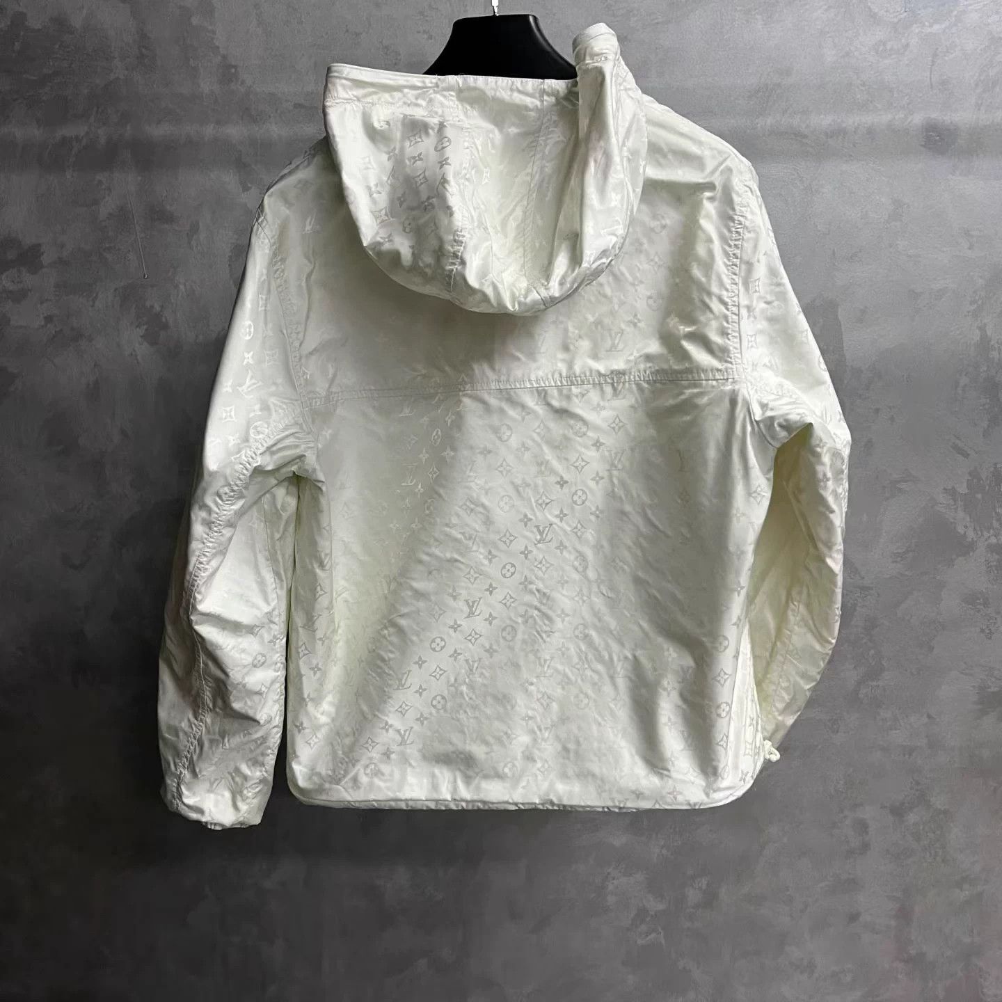 Louis Vuitton Louis Vuitton White Hooded Windbreaker Jacket 48 Size US M / EU 48-50 / 2 - 4 Thumbnail