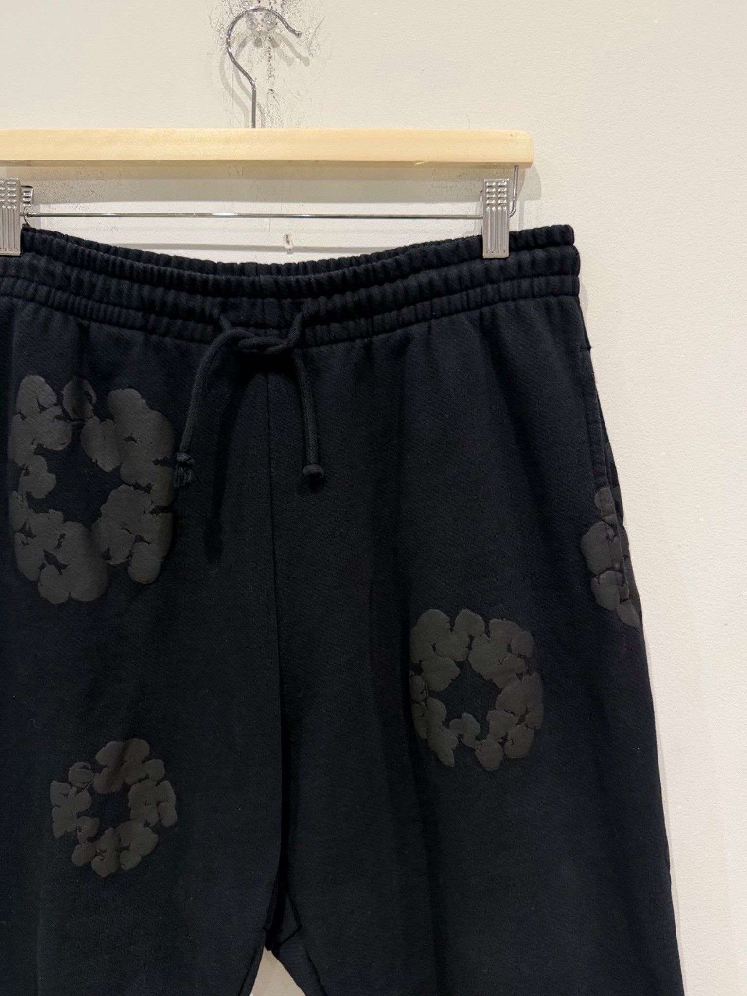 DENIM TEARS Denim Tears Cotton Wreath Sweatpants Black Monochrome Size US 34 / EU 50 - 2 Thumbnail