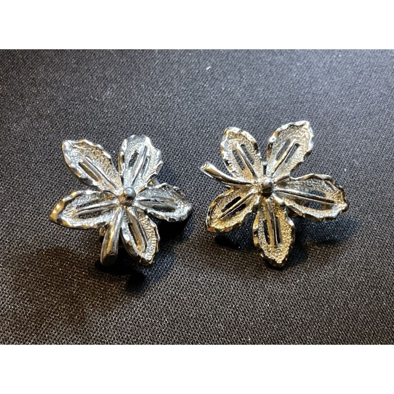 Other Sarah Coventry Silver Tone Clip On Earrings Size ONE SIZE - 1 Thumbnail