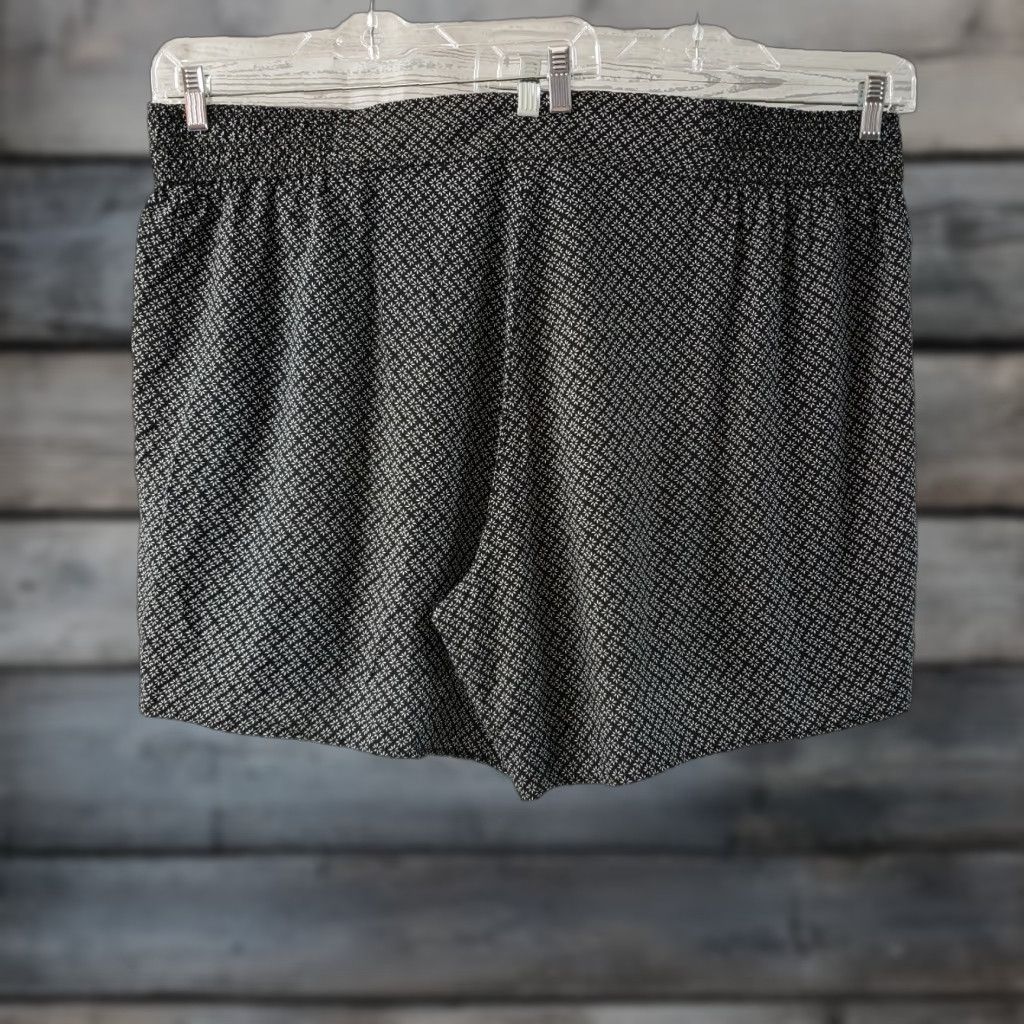 Old Navy Old Navy Womens Pull On Shorts Sz 24 Black White Floral Rayon High Rise - Casual Plus Size 24 Womens Shorts Floral Pattern Low Inseam 7" Size 42" / US 20 - 1 Thumbnail