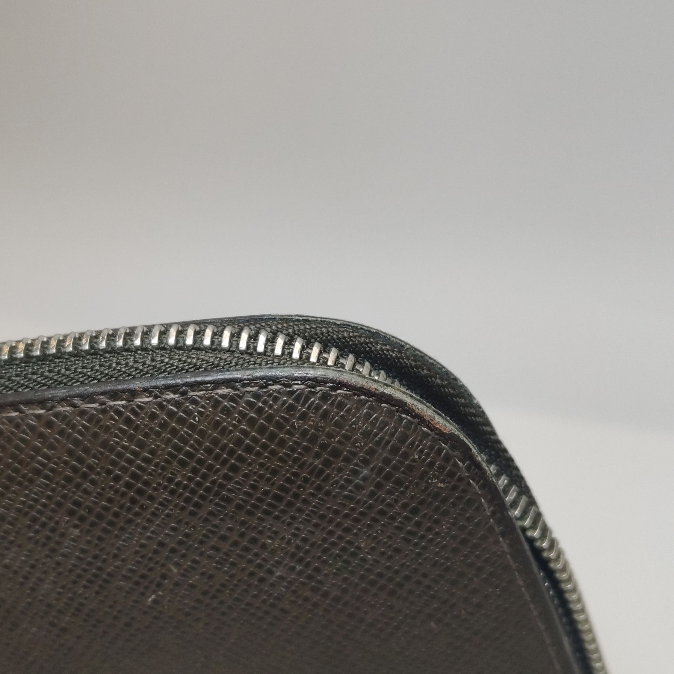 Louis Vuitton Louis Vuitton (LV) Atoll leather solid color zipper clutch Size ONE SIZE - 8 Thumbnail