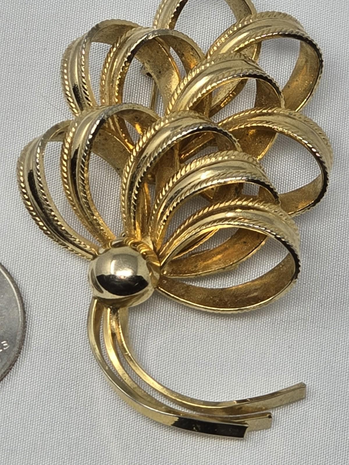 Marvel Comics Marvella Ribbon Brooch Gold Tone Layered Loop Signed Vintage Size ONE SIZE - 3 Thumbnail