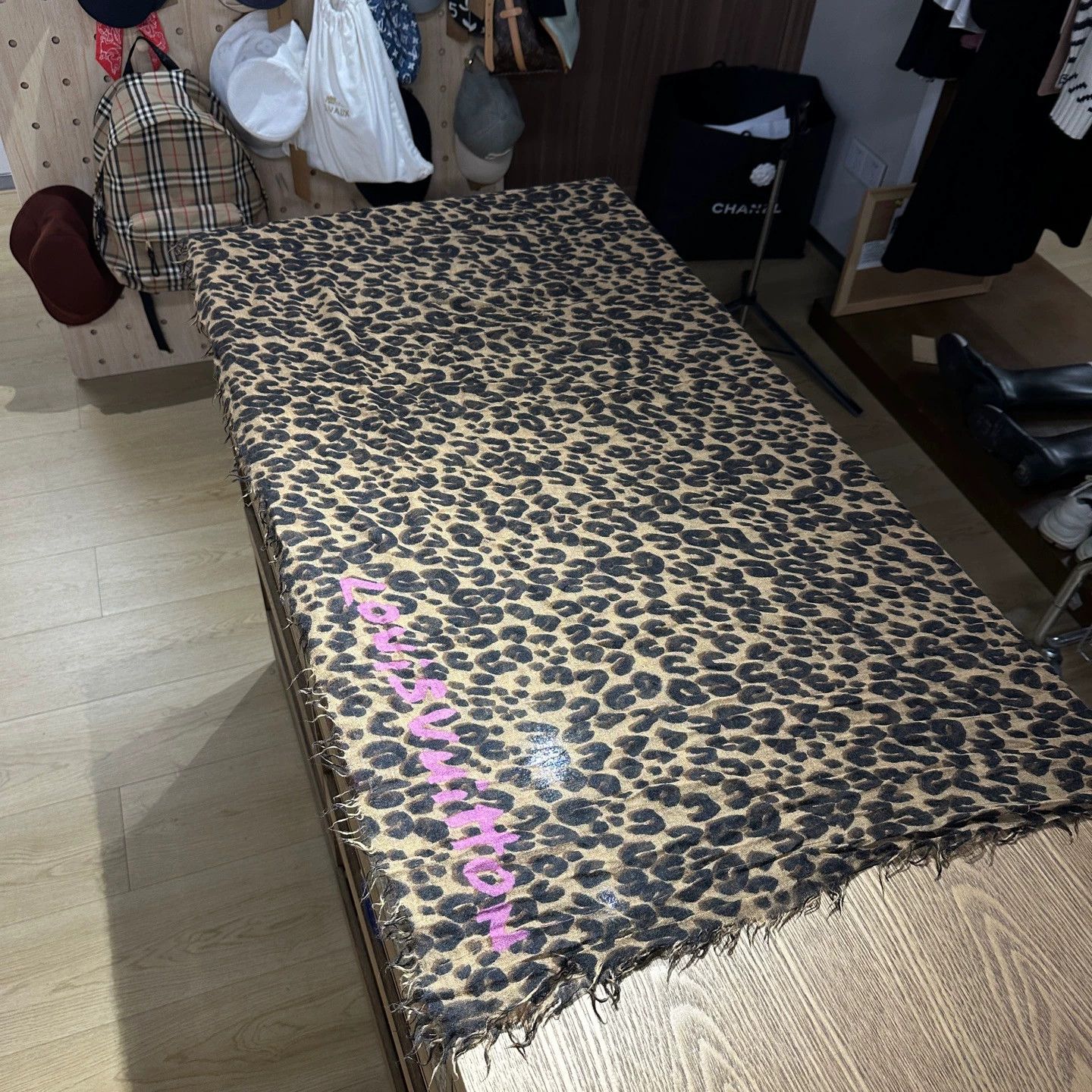 Louis Vuitton Louis Vuitton Leopard Print Monogram Cashmere Shawl Scarf Size ONE SIZE - 1 Thumbnail