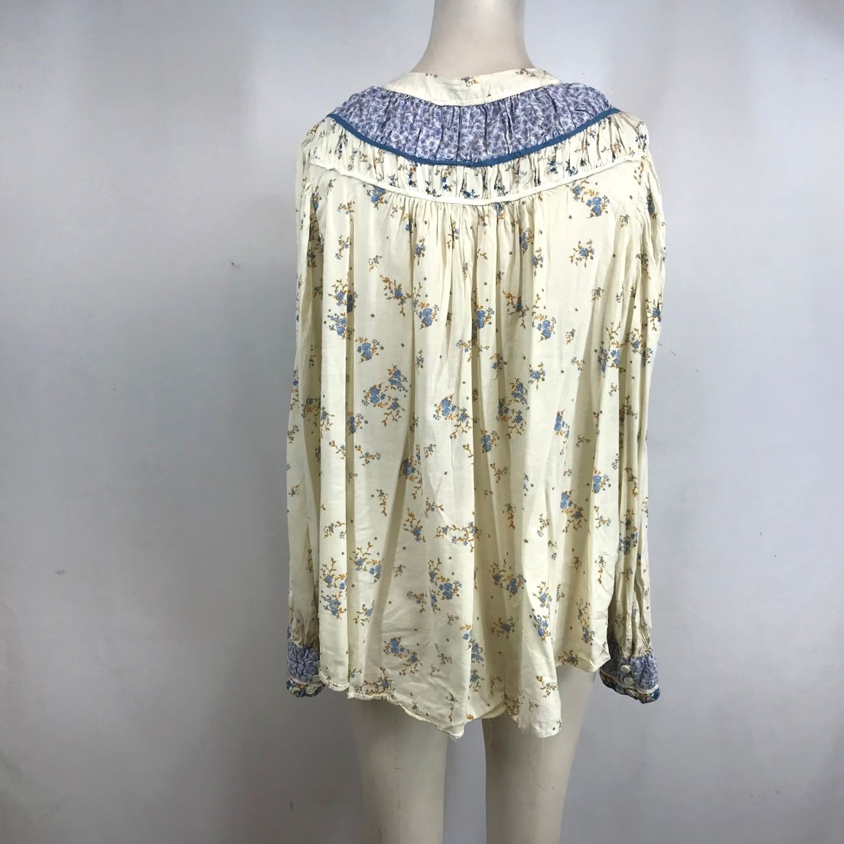 Free People Free People Floral Mixed Print Boho Blouse Cream Blue Button Down Medium Size M / US 6-8 / IT 42-44 - 5 Thumbnail