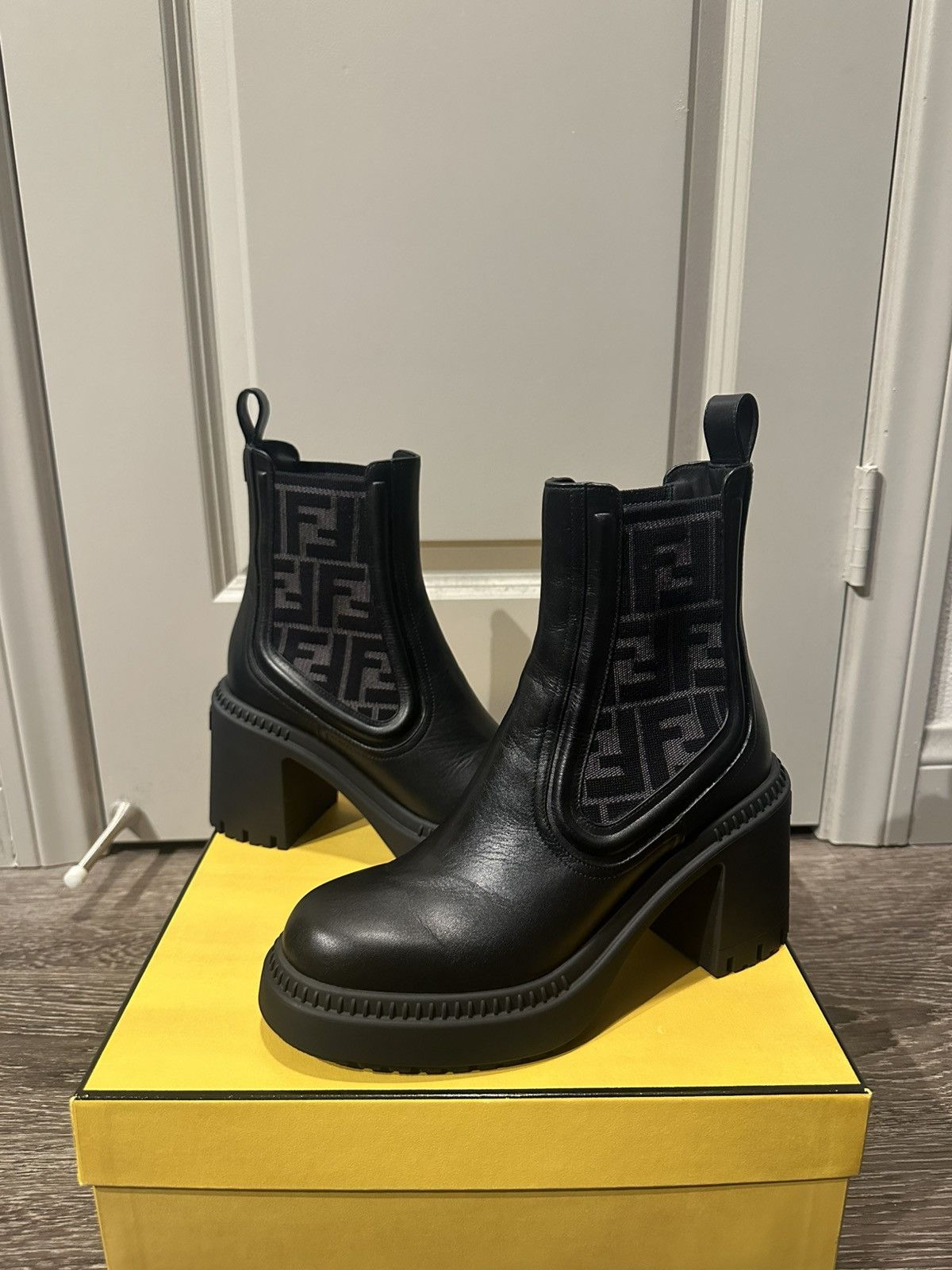 Fendi Fendi Filo Chelsea Boot Size US 5 / IT 35 - 1 Thumbnail