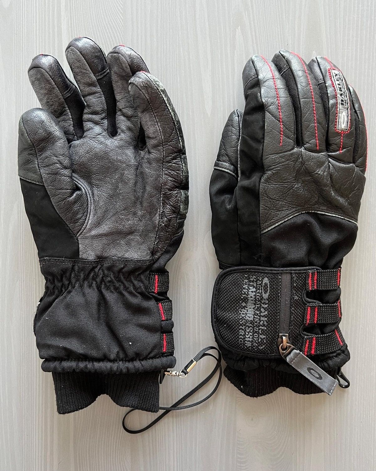 image of Oakley Tactical Field Gear Insulated Cargo Gloves in Black, Men's