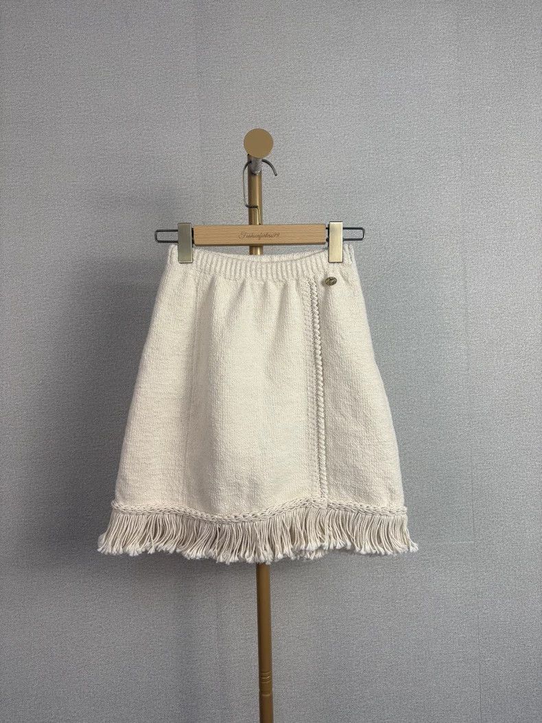 Chanel Chanel White Fringe Mini Skirt Size US 36 / EU 52 - 1 Thumbnail