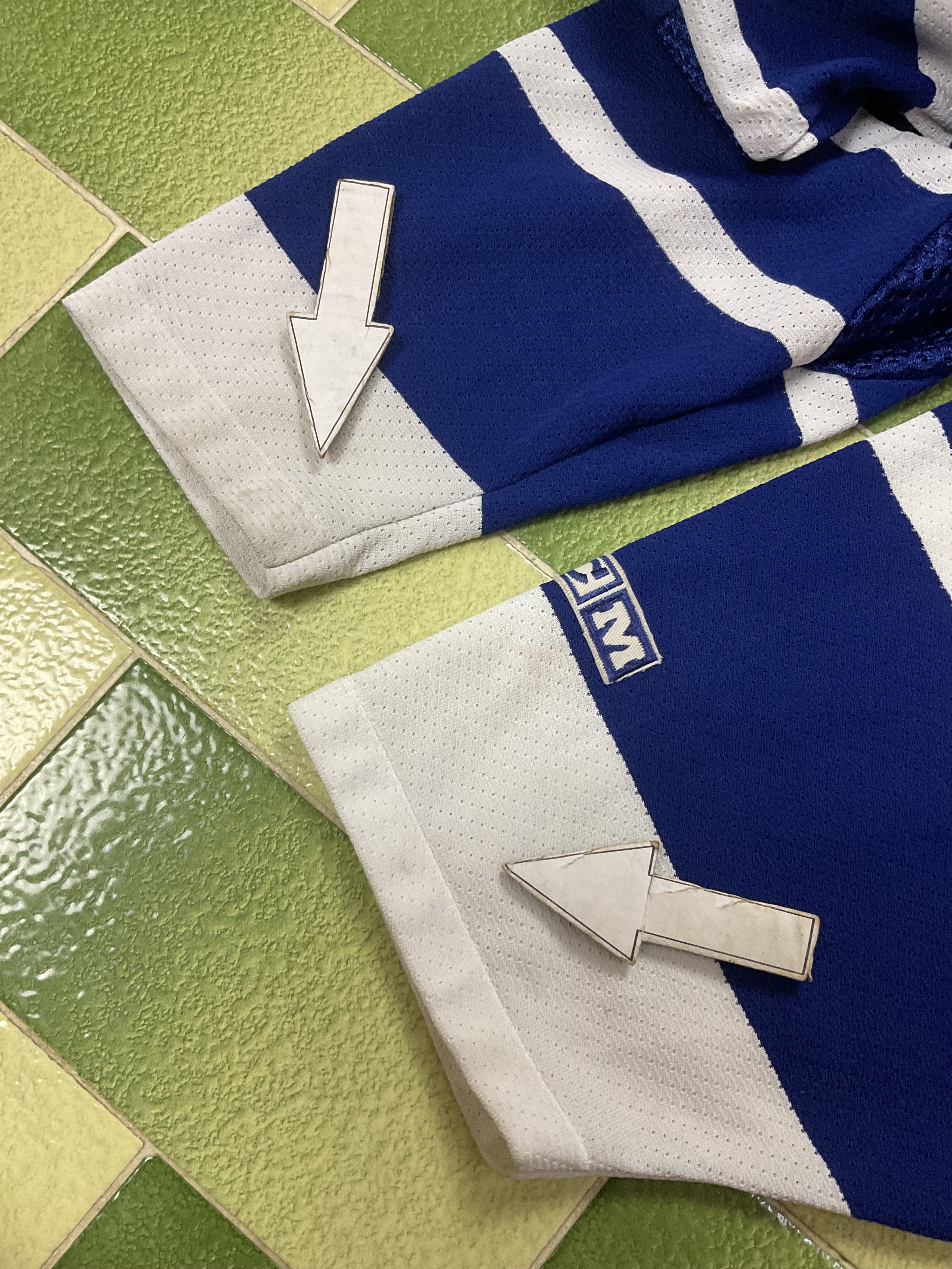 NHL Two Vintage CCM Toronto Maple Leafs jersey & Boys S/M Jersey Size US L / EU 52-54 / 3 - 11 Thumbnail
