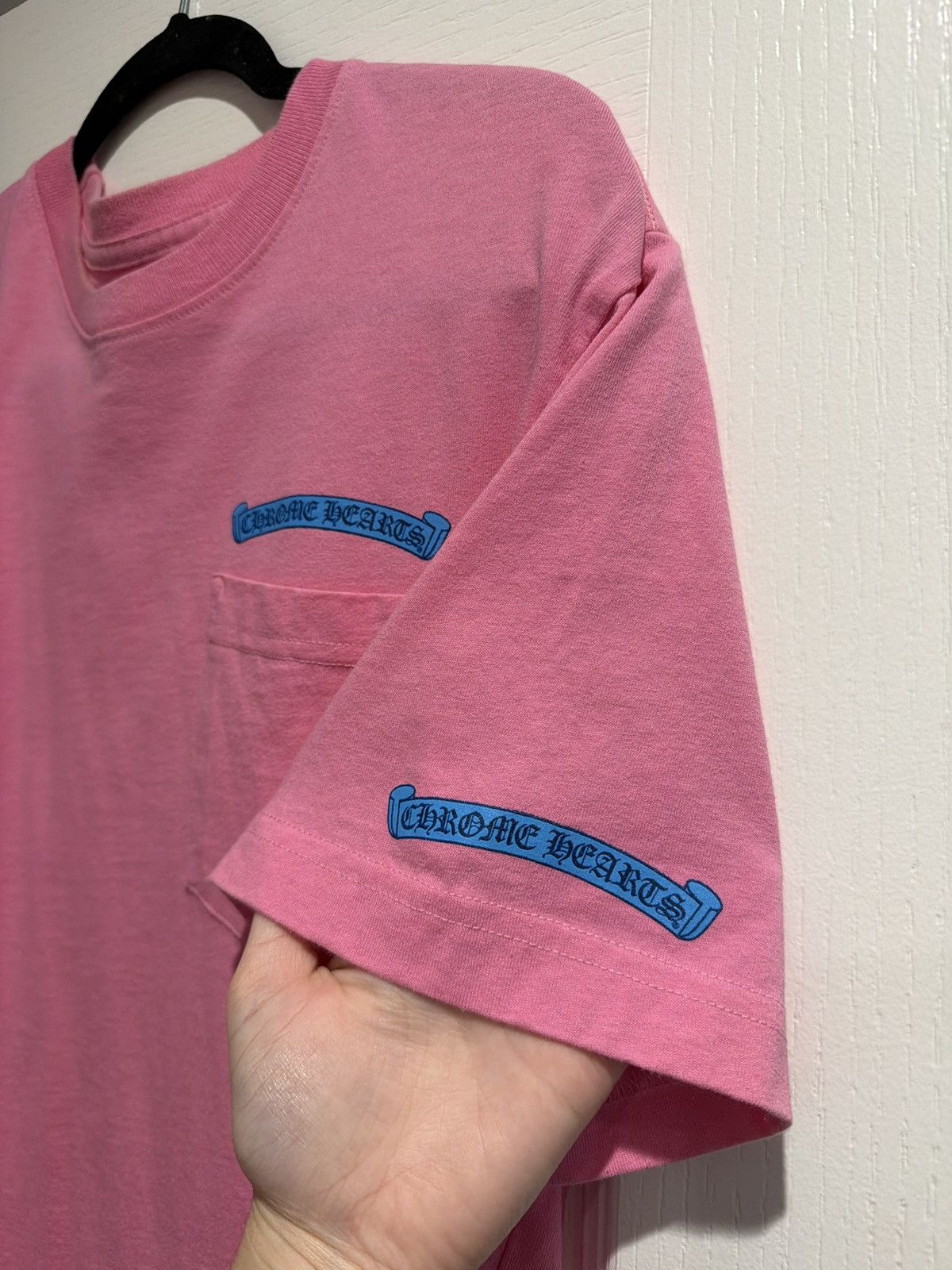 Chrome Hearts Chrome Hearts Scroll Logo Pocket Tee 'Pink/Blue' Size US L / EU 52-54 / 3 - 2 Thumbnail