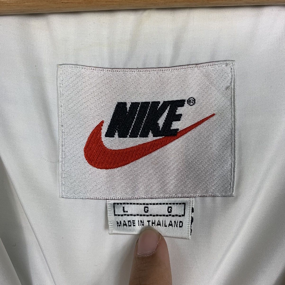 Nike Vintage Nike Big Logo Swoosh Windbreaker Jacket Size US L / EU 52-54 / 3 - 15 Thumbnail