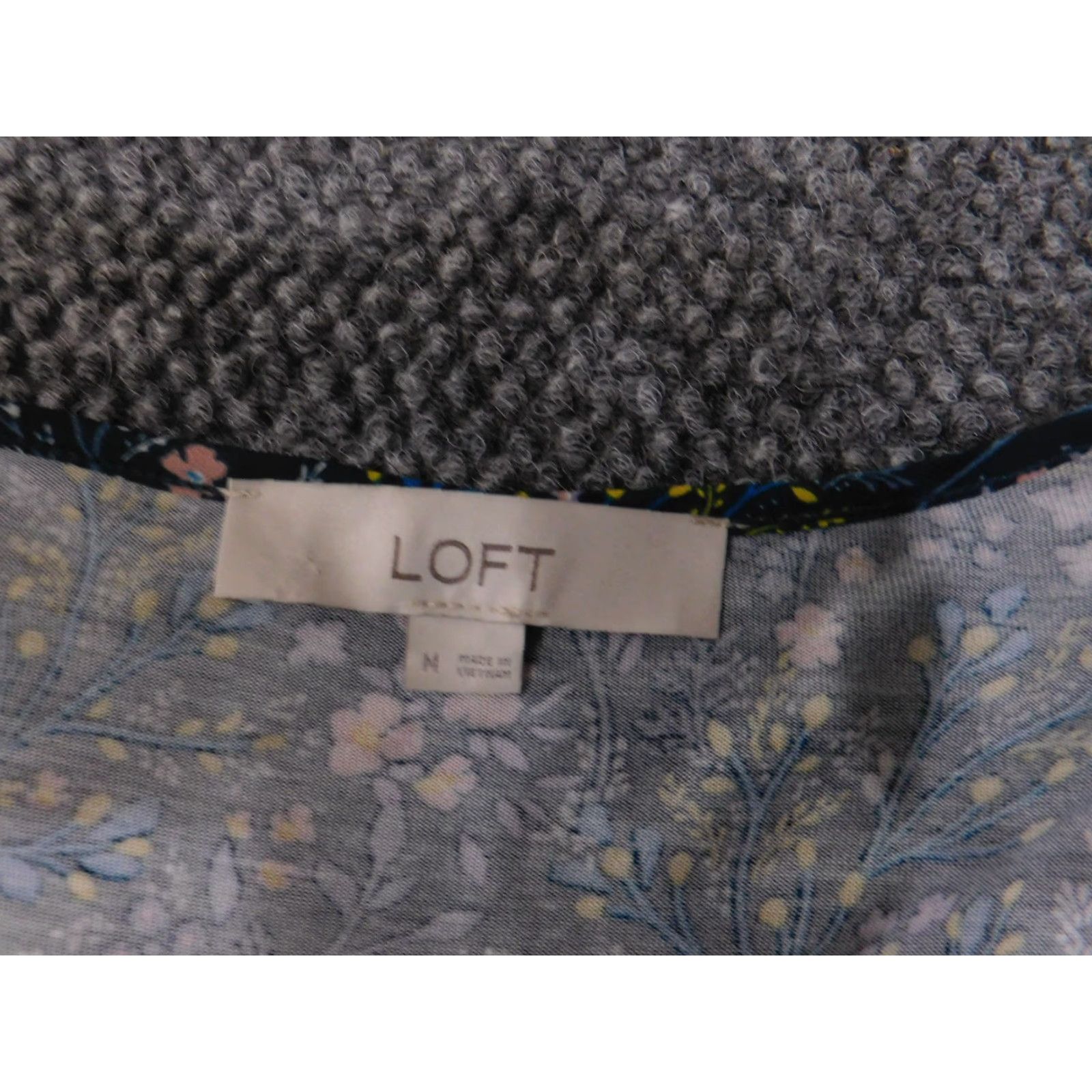 Ann Taylor LOFT Ann Taylor Loft Blouse Woman Regular Medium Blue Floral Long Sleeve V-Neck Lightweight Twist Front Casual Shirt Girls? Wait no. End. Size M / US 6-8 / IT 42-44 - 4 Thumbnail