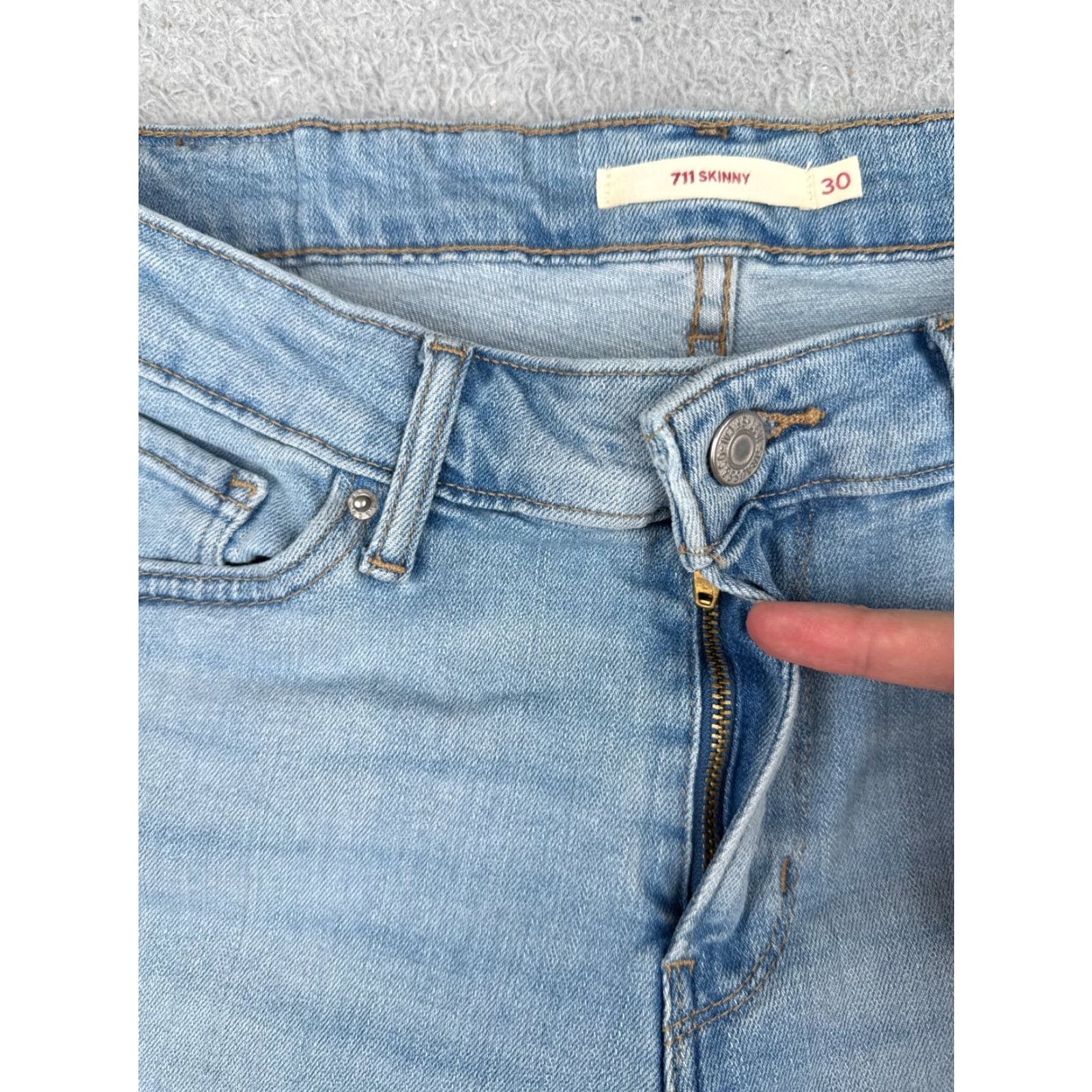 Levi's Levi's Shorts Women Blue Denim Cutoff 711 Skinny Cotton Blend Light 30x7 Size 30" / US 8 / IT 44 - 6 Thumbnail