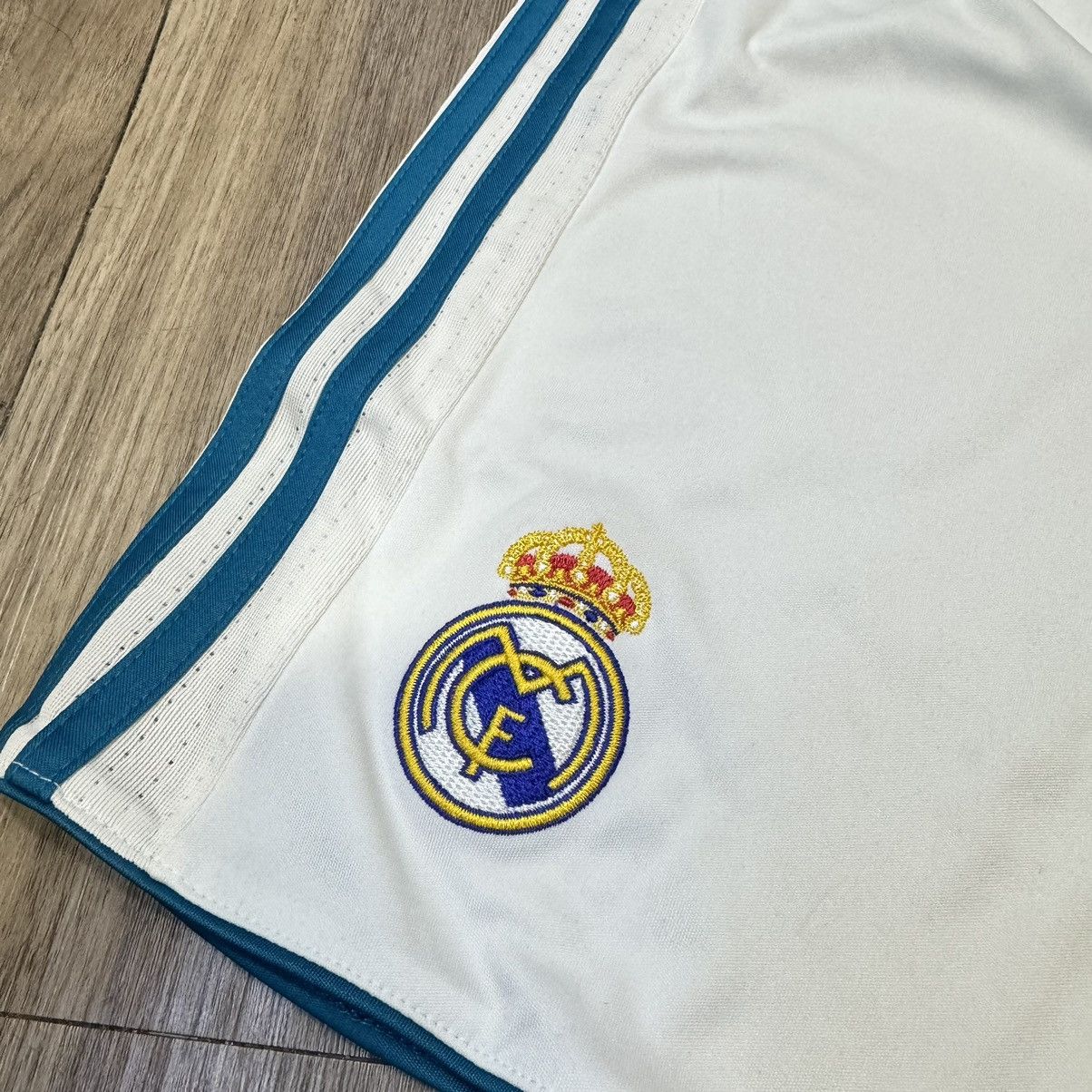 Other (Youth size)Real Madrid 17/18 home short (Bnwt) Size US 26 / EU 42 - 3 Thumbnail