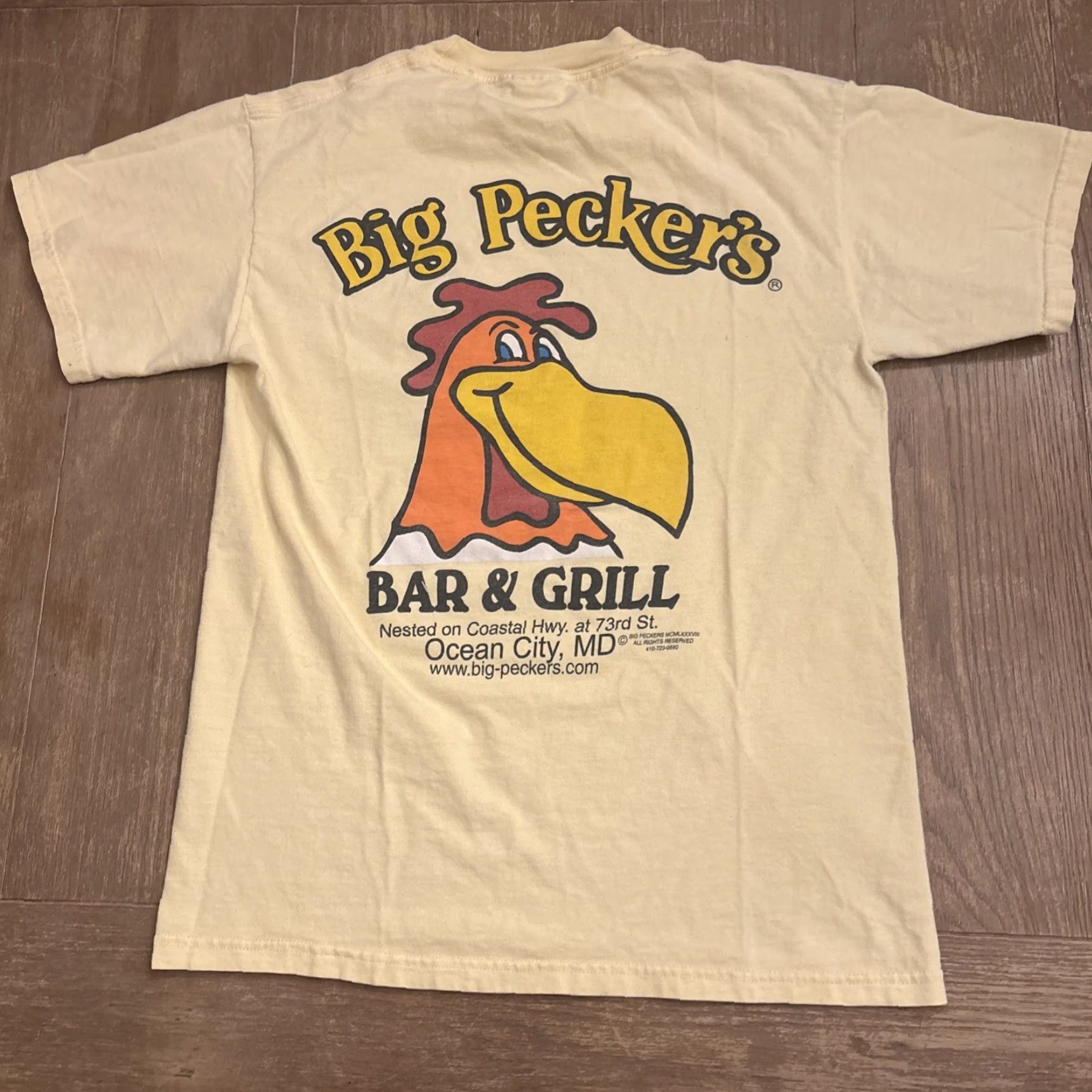 Hanes VINTAGE Hanes T-Shirt Big Peckers Bar and Grill Summer Beach Yellow Adult Small Mens Size US S / EU 44-46 / 1 - 6 Thumbnail