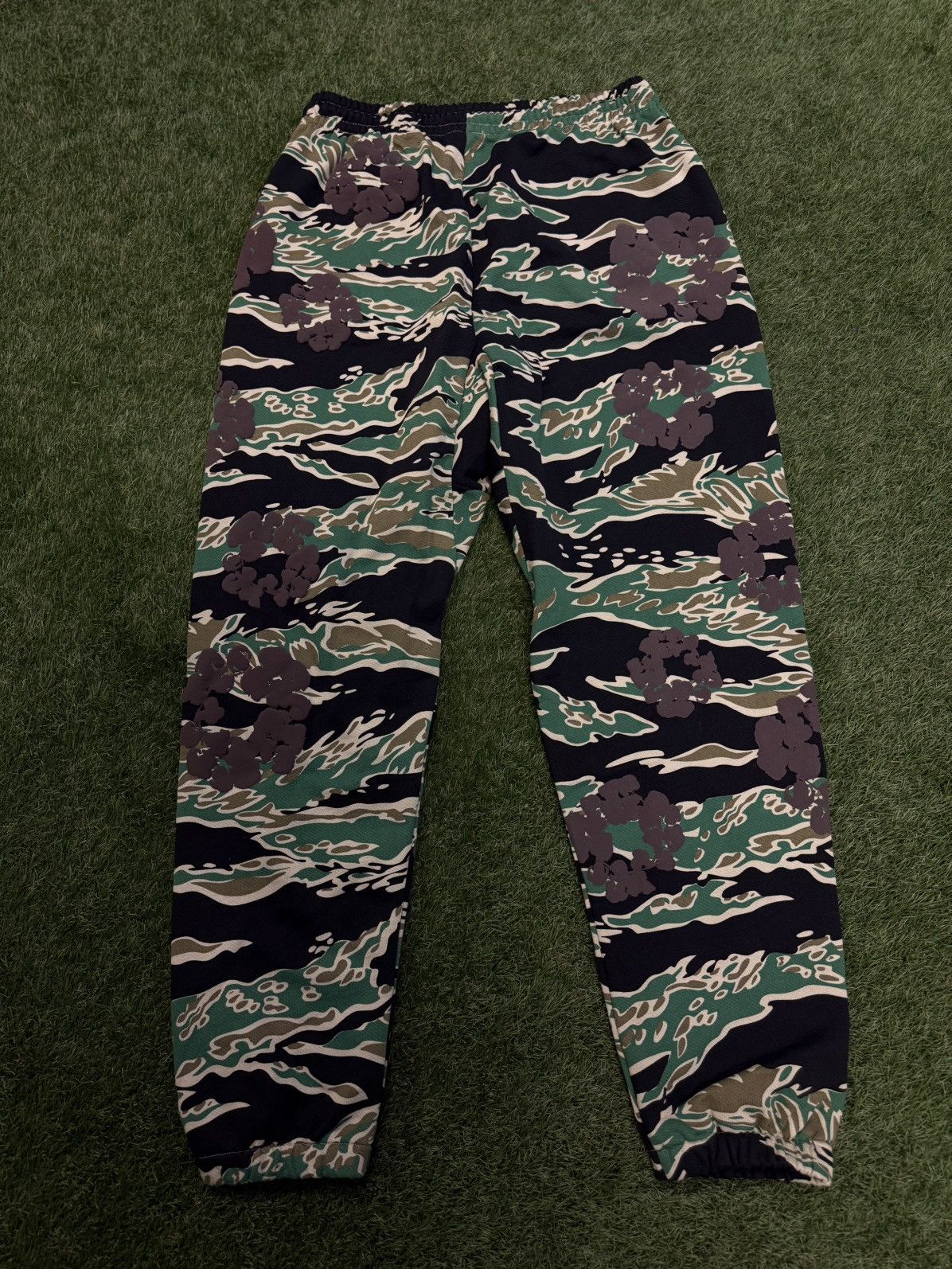 DENIM TEARS Denim Tears Cotton Wreath Camo Sweatpants Size XXL NEW Size US 36 / EU 52 - 6 Thumbnail