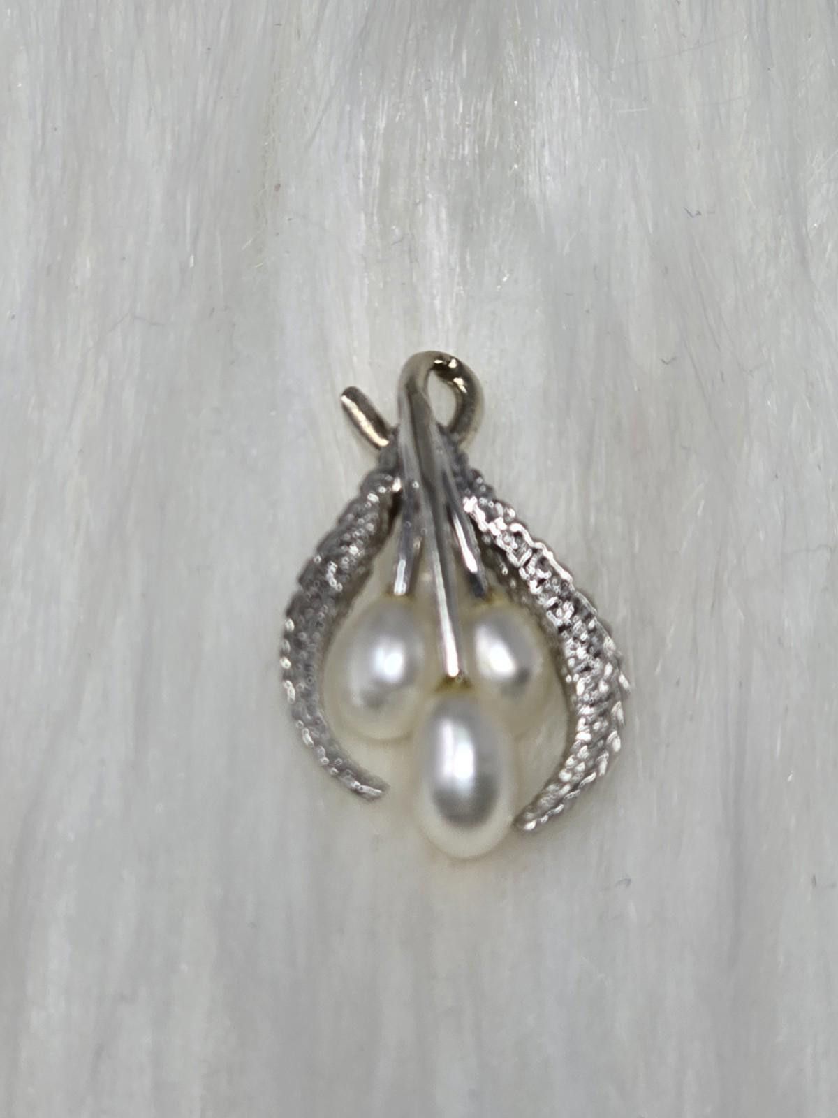 The Unbranded Brand Vintage 14k White Gold Pearl Cluster Leaf Pendant Unmarked Size ONE SIZE - 4 Thumbnail