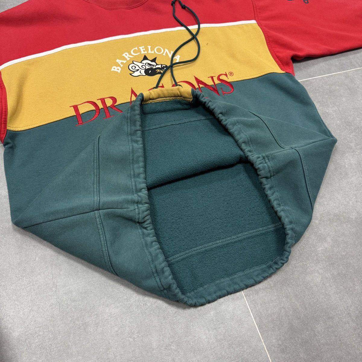 Adidas Vintage Adidas Barcelona Dragons NFL 90s Sweatshirt Men Size US L / EU 52-54 / 3 - 15 Thumbnail