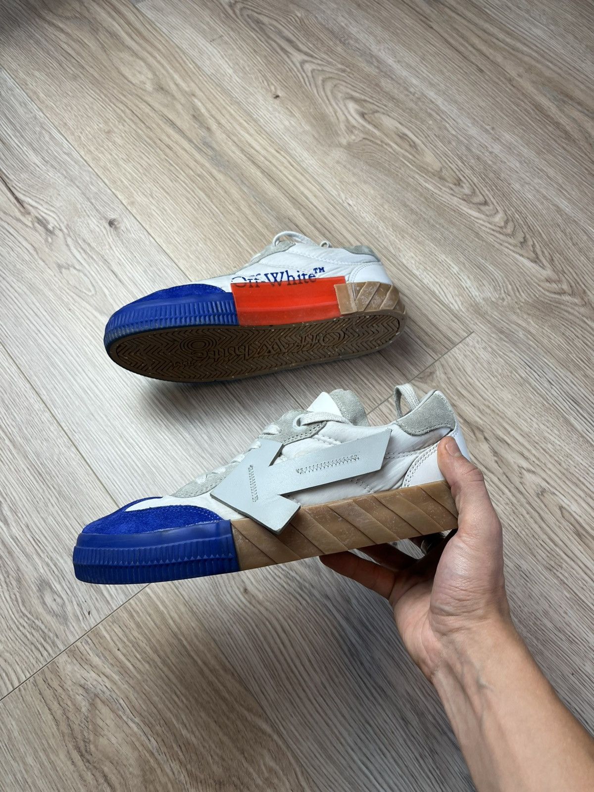 Off-White Off-White Vulc low Floating Arrow Blue Fluo Men’s Sneakers Size US 9 / EU 42 - 1 Thumbnail