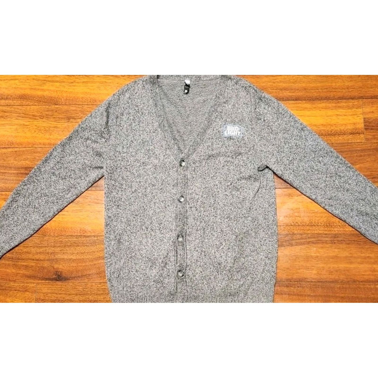 Vintage BUD LIGHT Logo Sweater Cardigan Mens L Large Button Up Lightweight Embroidered Knit V-Neck Gray Cotton Acrylic District Made Size US L / EU 52-54 / 3 - 2 Thumbnail