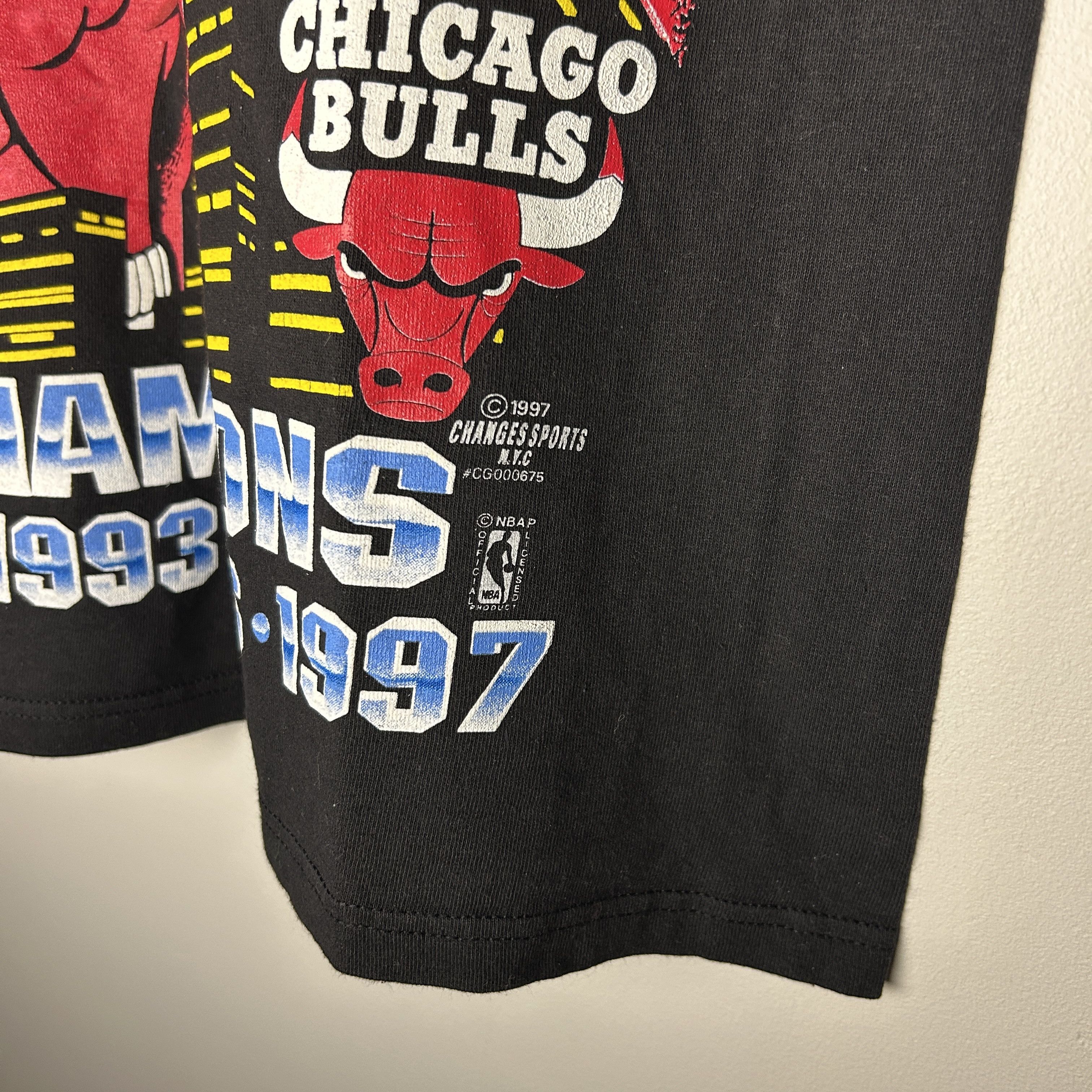 Changes Vintage Chicago Bulls High Five NBA Champions 1997 T-shirt Size US L / EU 52-54 / 3 - 3 Thumbnail