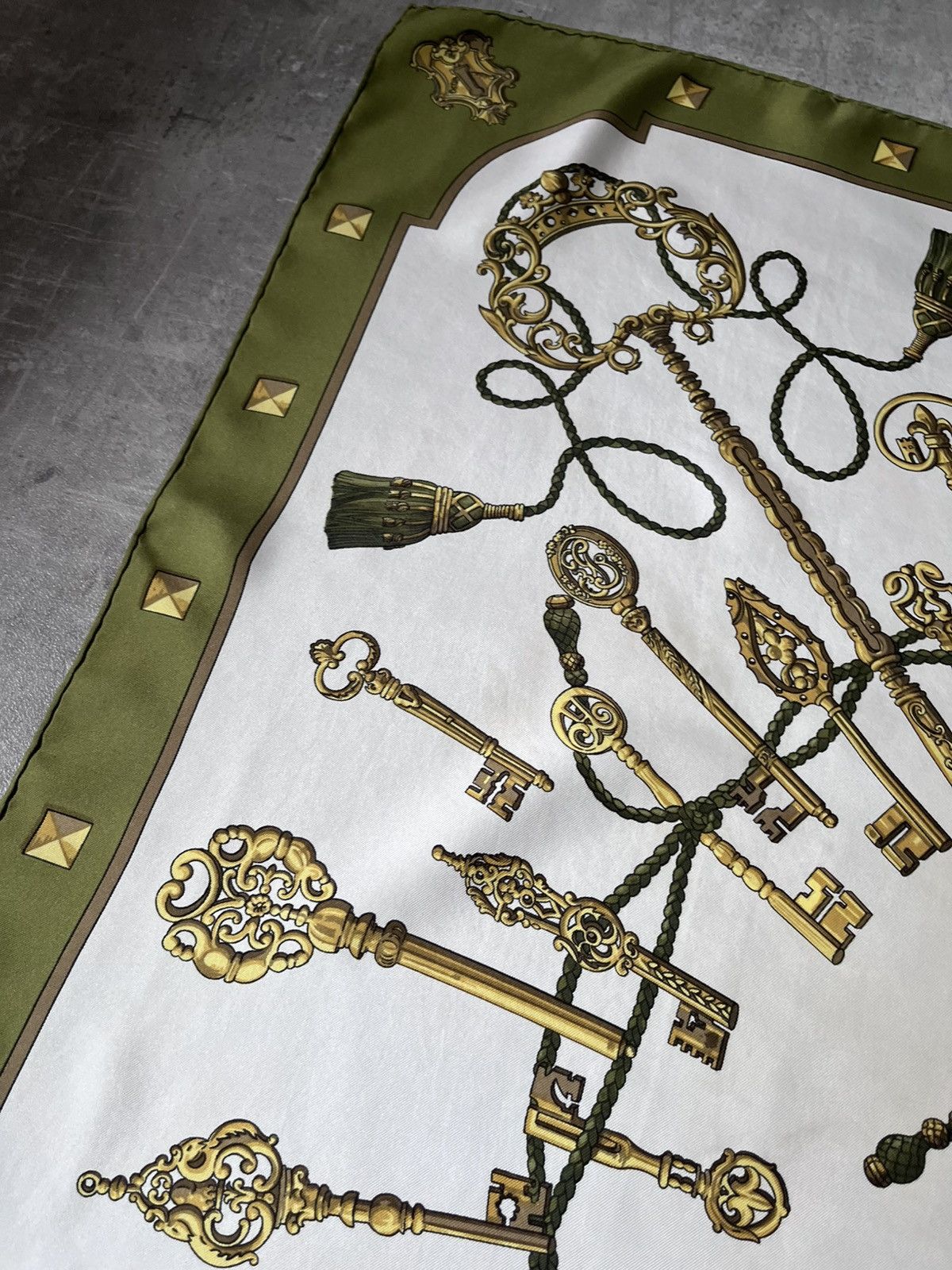 Hermes Hermes ''Les Cles'' silk scarf green Size ONE SIZE - 8 Thumbnail