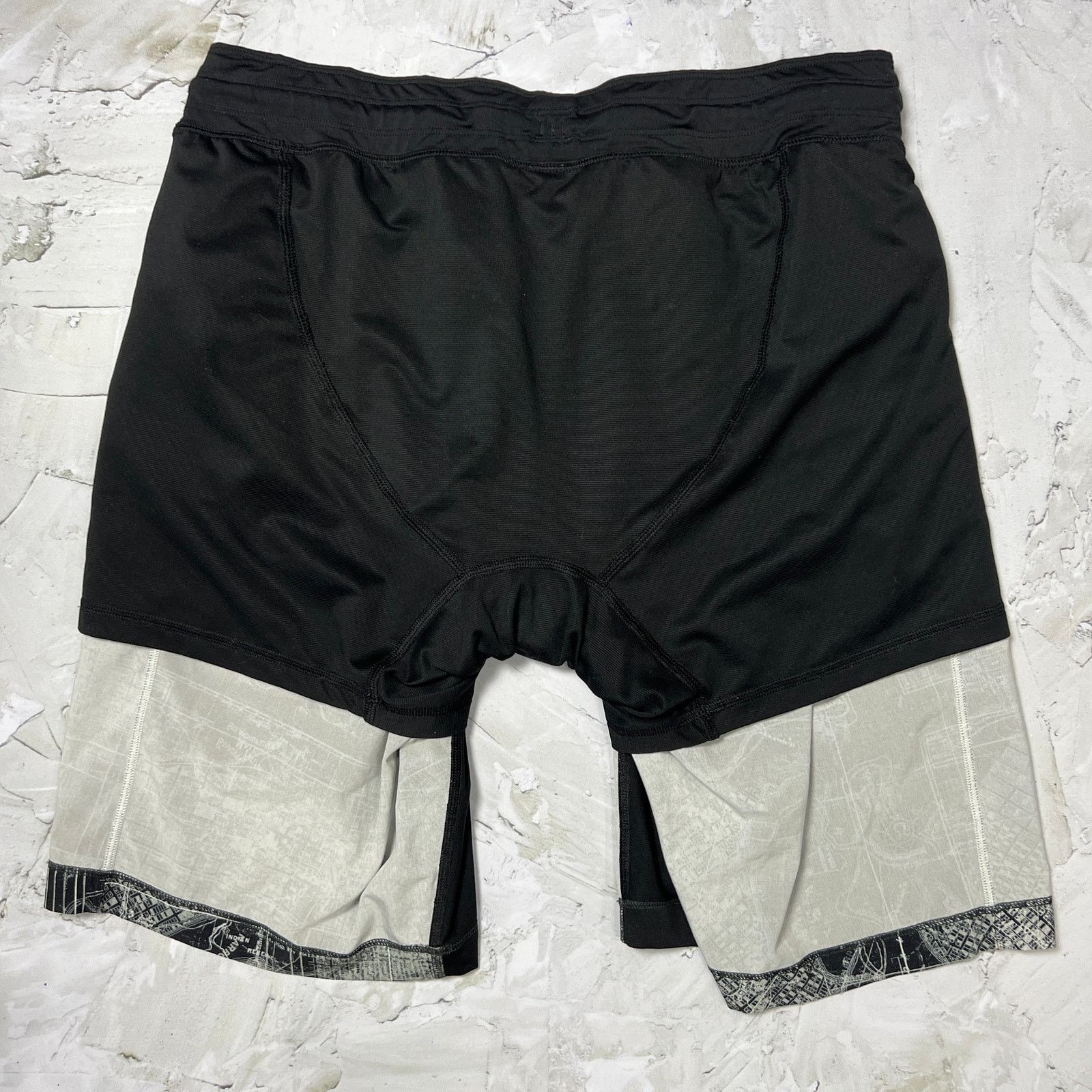 Lululemon Lululemon T.H.E. Short 9" SeaWheeze Black White Liner L Size US 31 - 6 Thumbnail