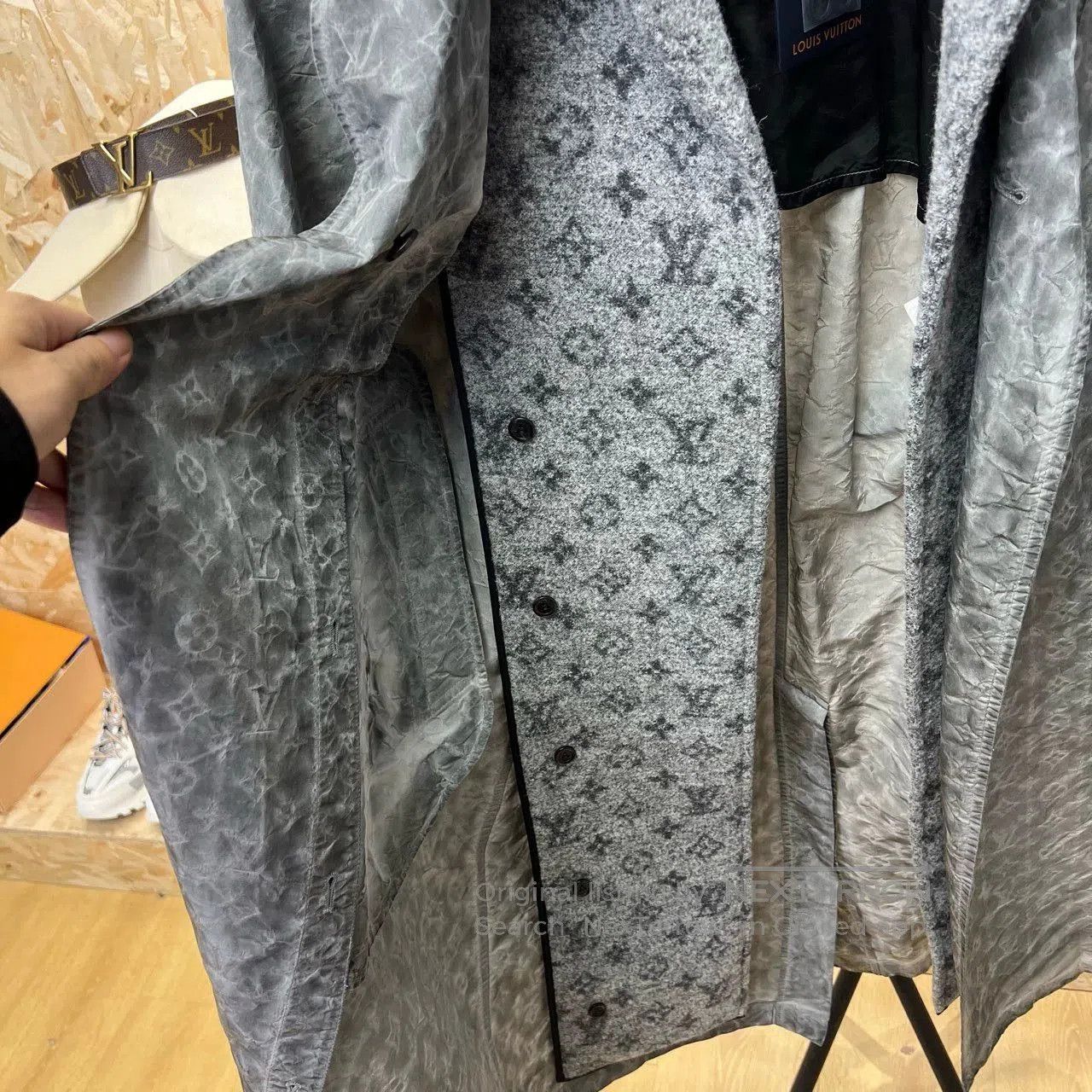 Louis Vuitton Louis Vuitton Monogram Print Coat Size 32. Size M / US 6-8 / IT 42-44 - 3 Thumbnail