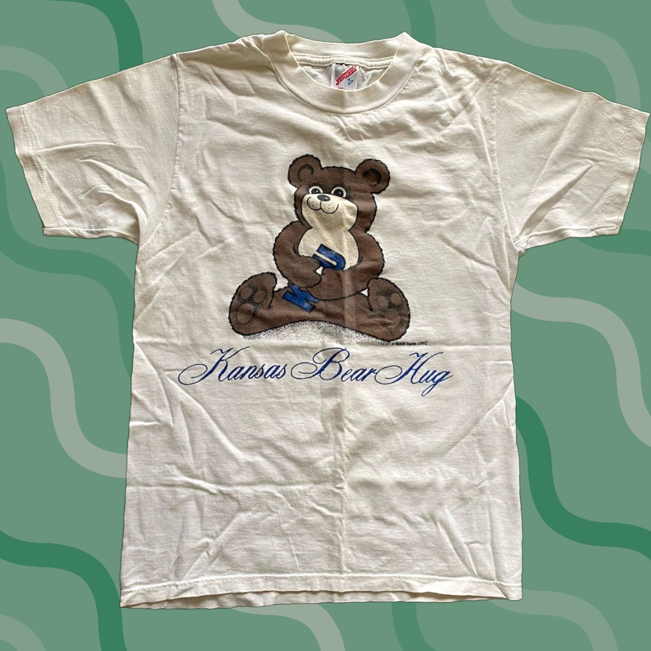 Jerzees VINTAGE Jerzees Shirt S 34-36 Single Stitch Made In USA Kansas Bear Hug KU 80s USA College University Mens White T-Shirt Short Sleeve Size US S / EU 44-46 / 1 - 1 Thumbnail