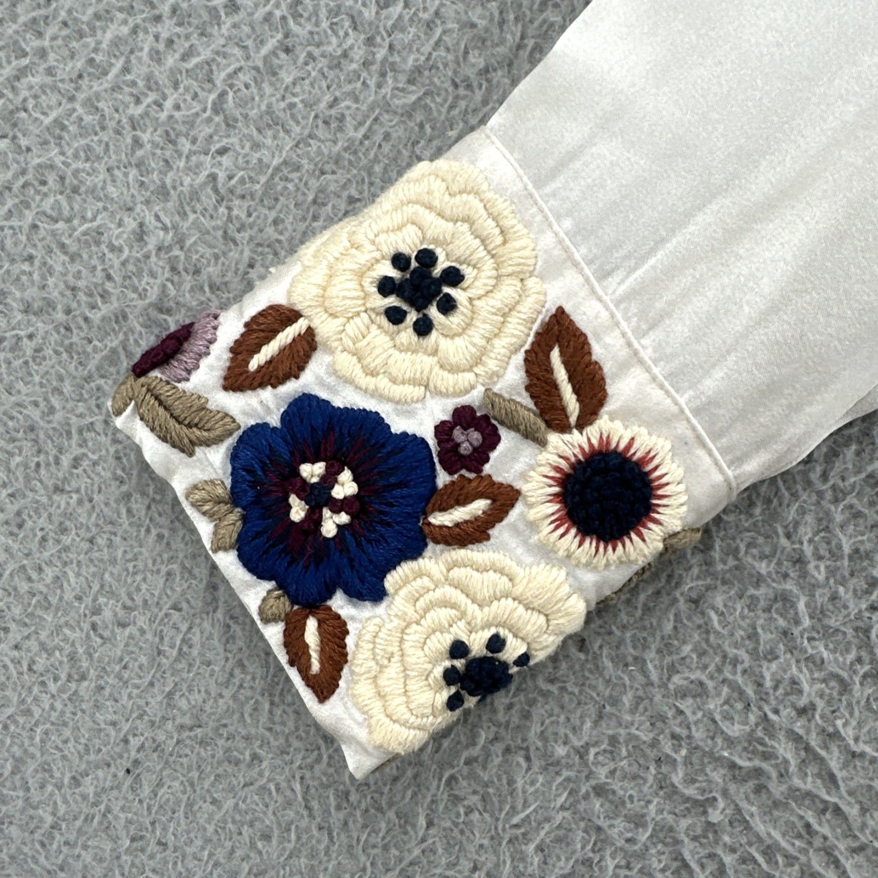 Vintage La Fuori Blouse Shirt Womens S White Silk Sheer Embroidered Collar Flowers NWT Size S Size S / US 4 / IT 40 - 7 Thumbnail