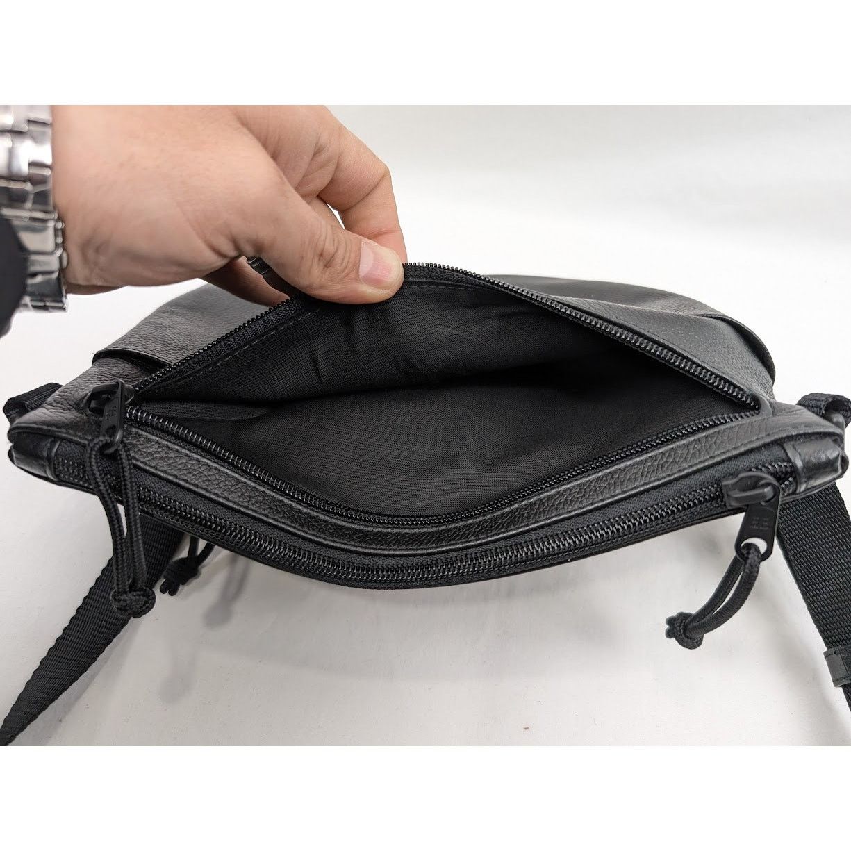 Balenciaga o1rshd1 Size: OS / Calf Grained Explore Crossbody Flat Pouch Size ONE SIZE - 11 Thumbnail