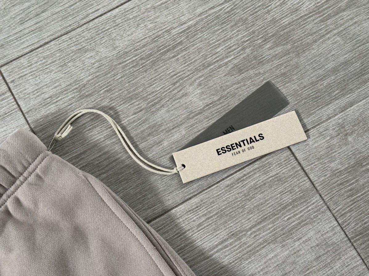 Fear of God FEAR OF GOD ESSENTIALS Logo Sweat Shorts Smoke Size L Large Size US 36 / EU 52 - 4 Thumbnail