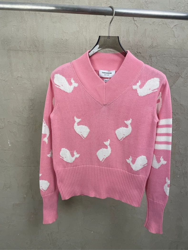 Thom Browne Thom Browne Rose pink printed whale V-neck knit sweater Size XS / US 0-2 / IT 36-38 - 1 Thumbnail