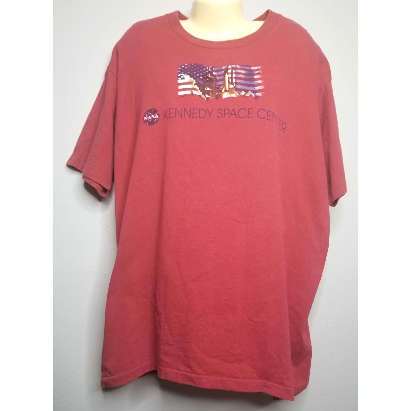 Vintage VINTAGE Kennedy Space Center NASA Flag Astronaut t shirt Mens XL Red Crew Neck Short Sleeve Graphic Tee صنع Size US XL / EU 56 / 4 - 4 Thumbnail