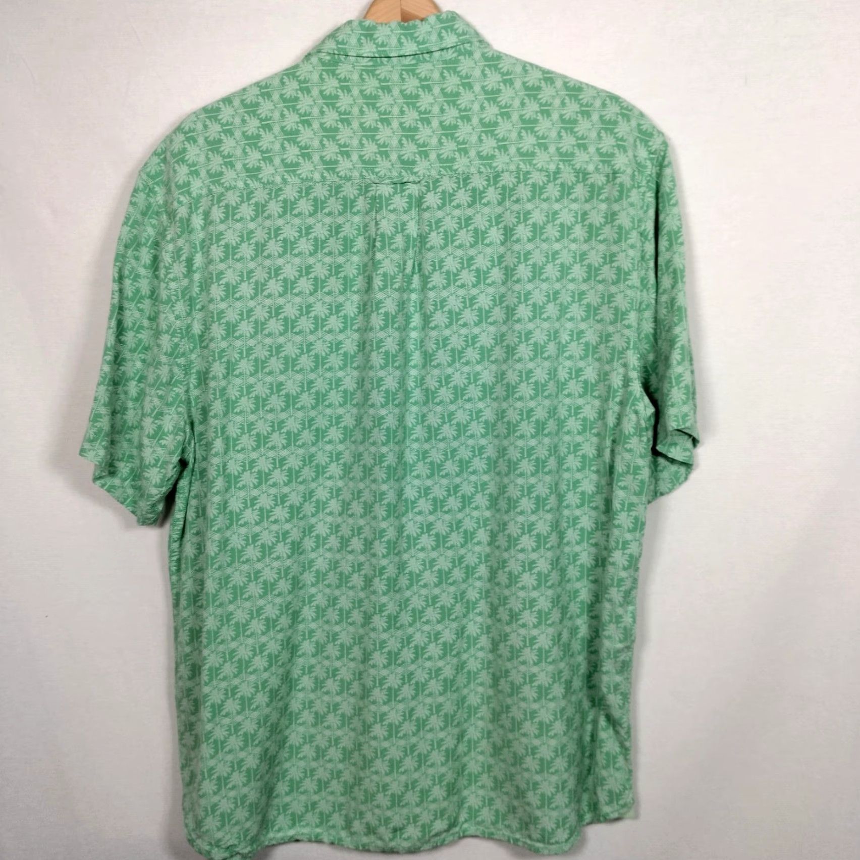 Tommy Bahama Tommy Bahama Shirt Men Large Green Rayon Palm Trees Beach Island Vacation Short Sleeve Button-Up Collared Mens Size US L / EU 52-54 / 3 - 3 Thumbnail
