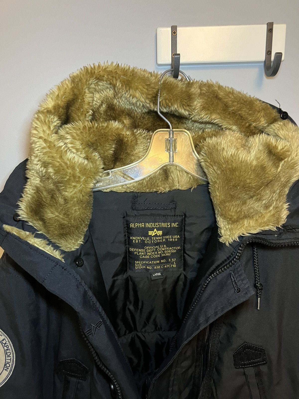 Alpha Industries Vintage Alpha Industries fur hood & patches bomber jacket Size US L / EU 52-54 / 3 - 18 Thumbnail