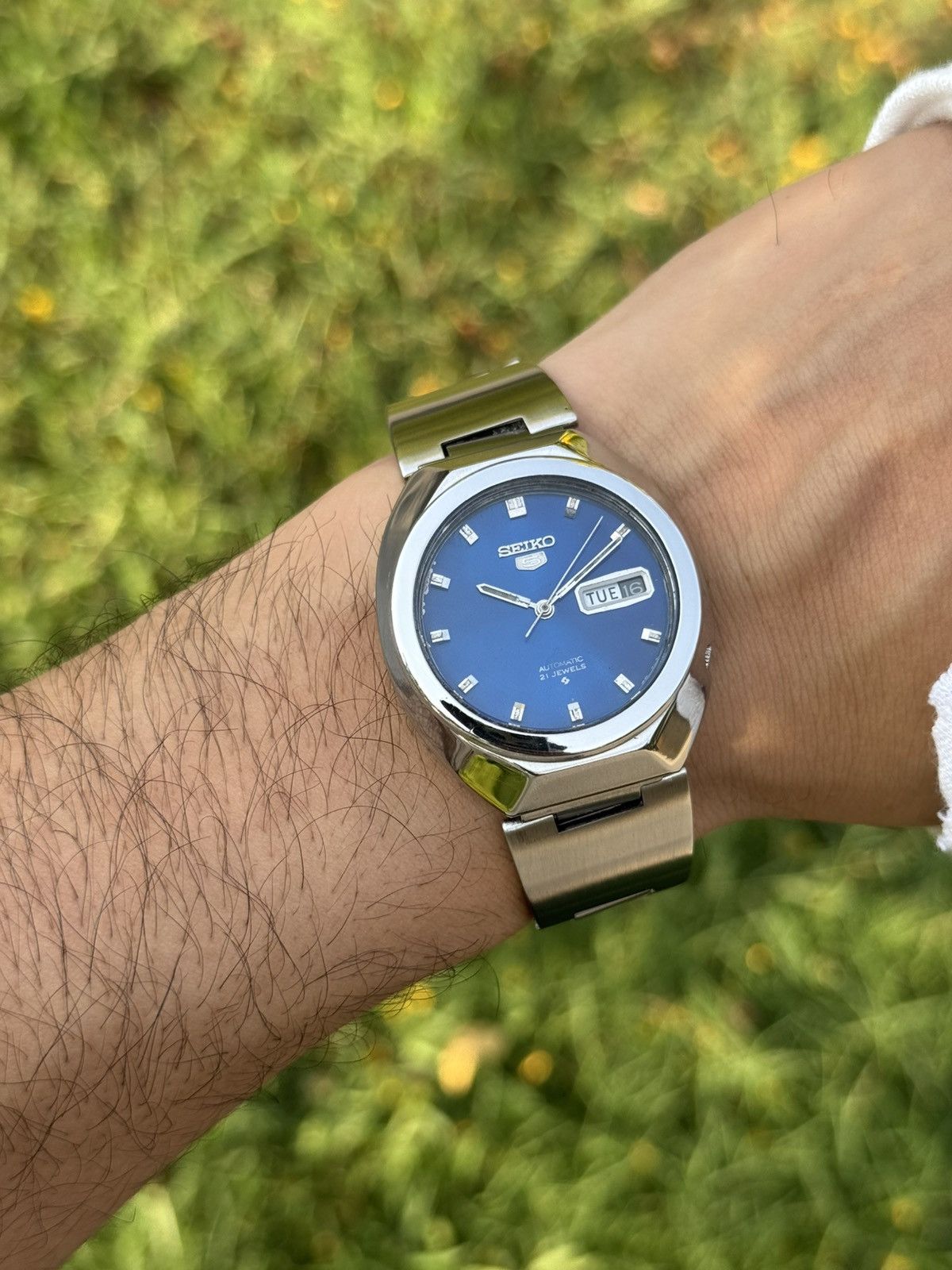 Seiko Vintage Seiko 5 Automatic Blue sunburst Dial day/date watch Size 36 - 21 Thumbnail
