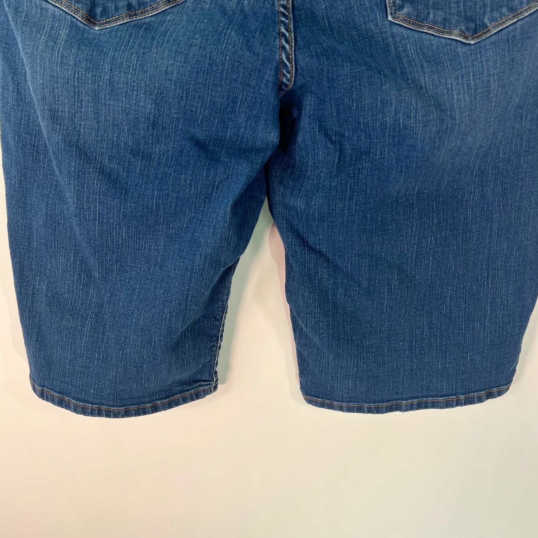 Levi's VINTAGE Levis San Francisco Womens Mid Rise Straight Blue Denim Bermuda Shorts 24 Size 42" / US 20 - 6 Thumbnail