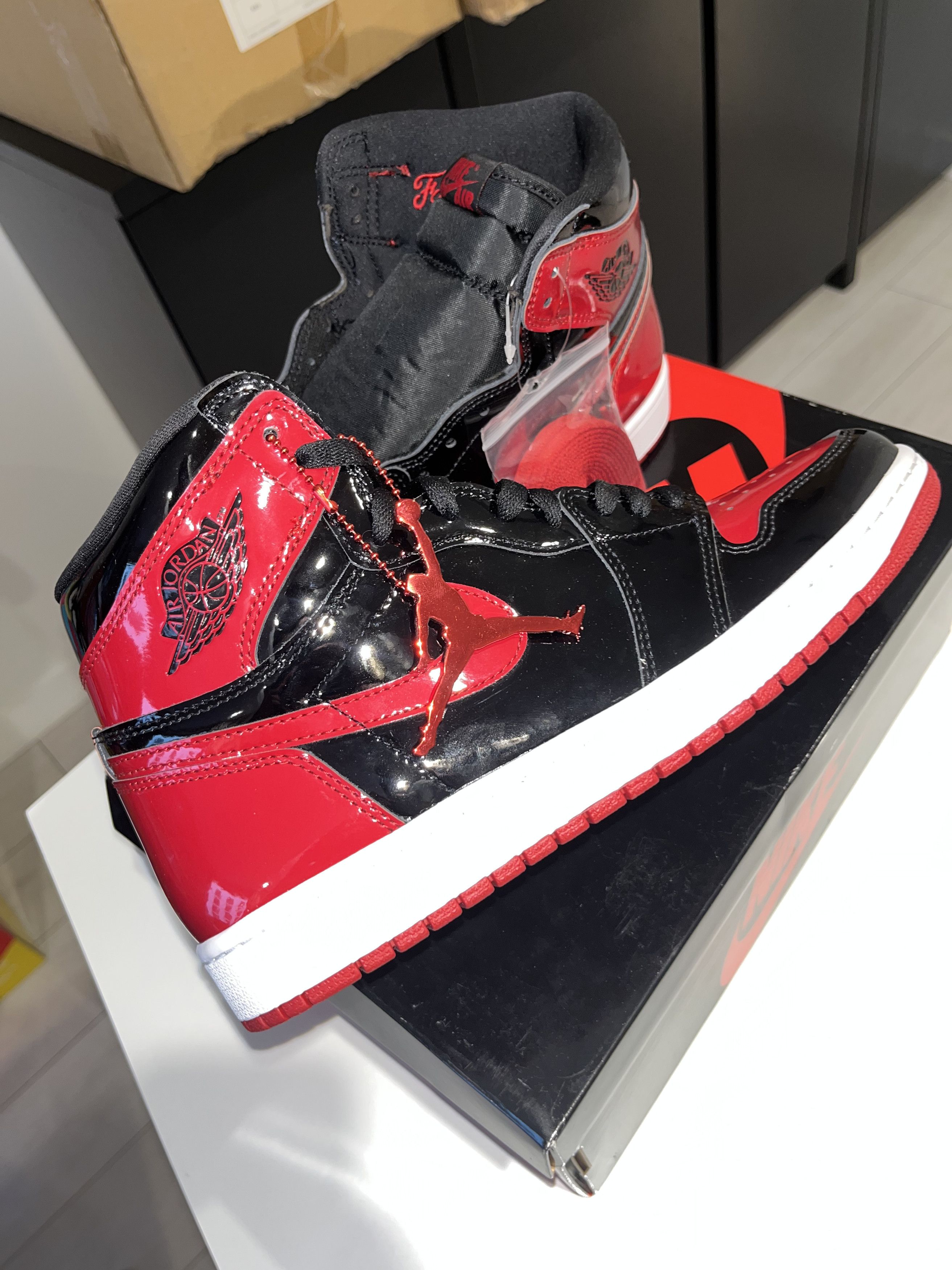 Nike Nike Air Jordan 1 Retro High OG Size US 9.5 / EU 42-43 - 4 Thumbnail