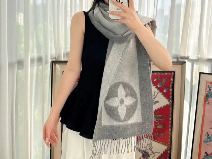 Louis Vuitton Louis Vuitton Gray Scarf Size ONE SIZE - 1 Thumbnail