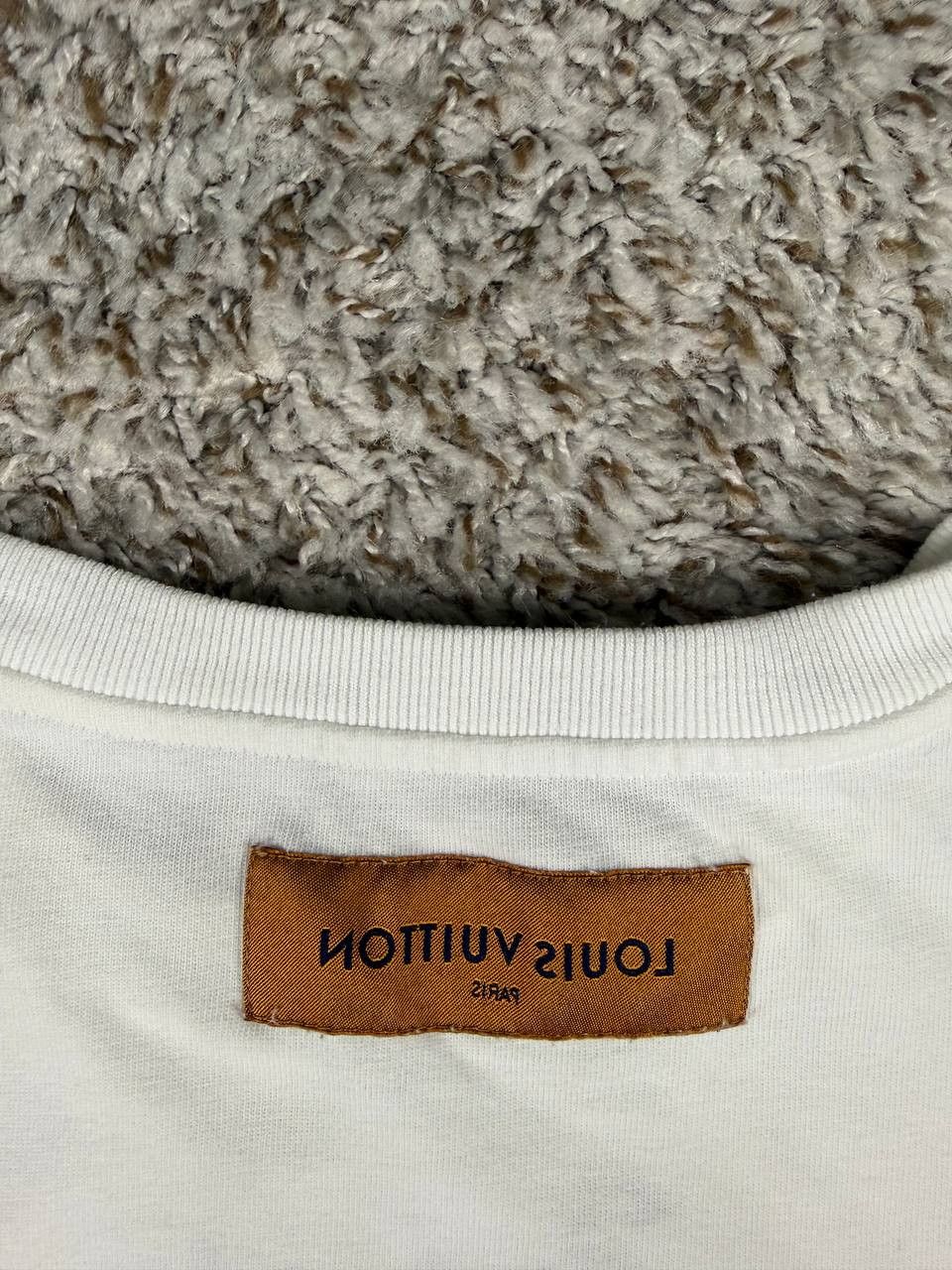 Louis Vuitton Louis Vuitton LV Pendant Crew Neck Short Sleeve T-Shirt Size US S / EU 44-46 / 1 - 13 Thumbnail