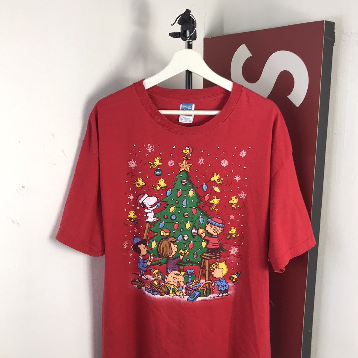 Peanuts Vintage Peanuts Snoopy And friends marry christmas shirt Size US XL / EU 56 / 4 - 2 Thumbnail