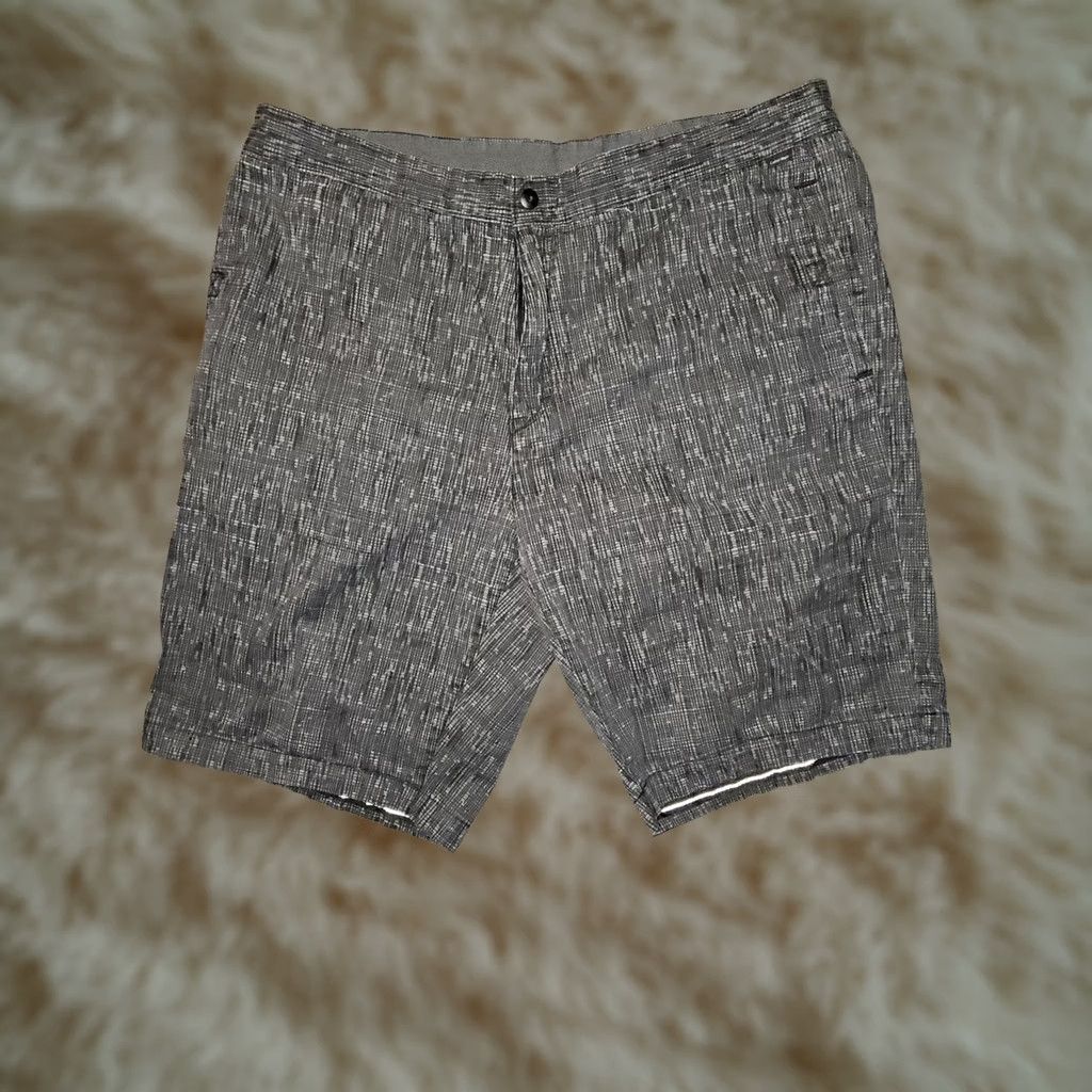 Calvin Klein Calvin Klein Chino Shorts Mens 38 High Rise Gray Flat Front 10 In Inseam Pockets Preppy Casual Regular Mens Size US 38 / EU 54 - 1 Thumbnail