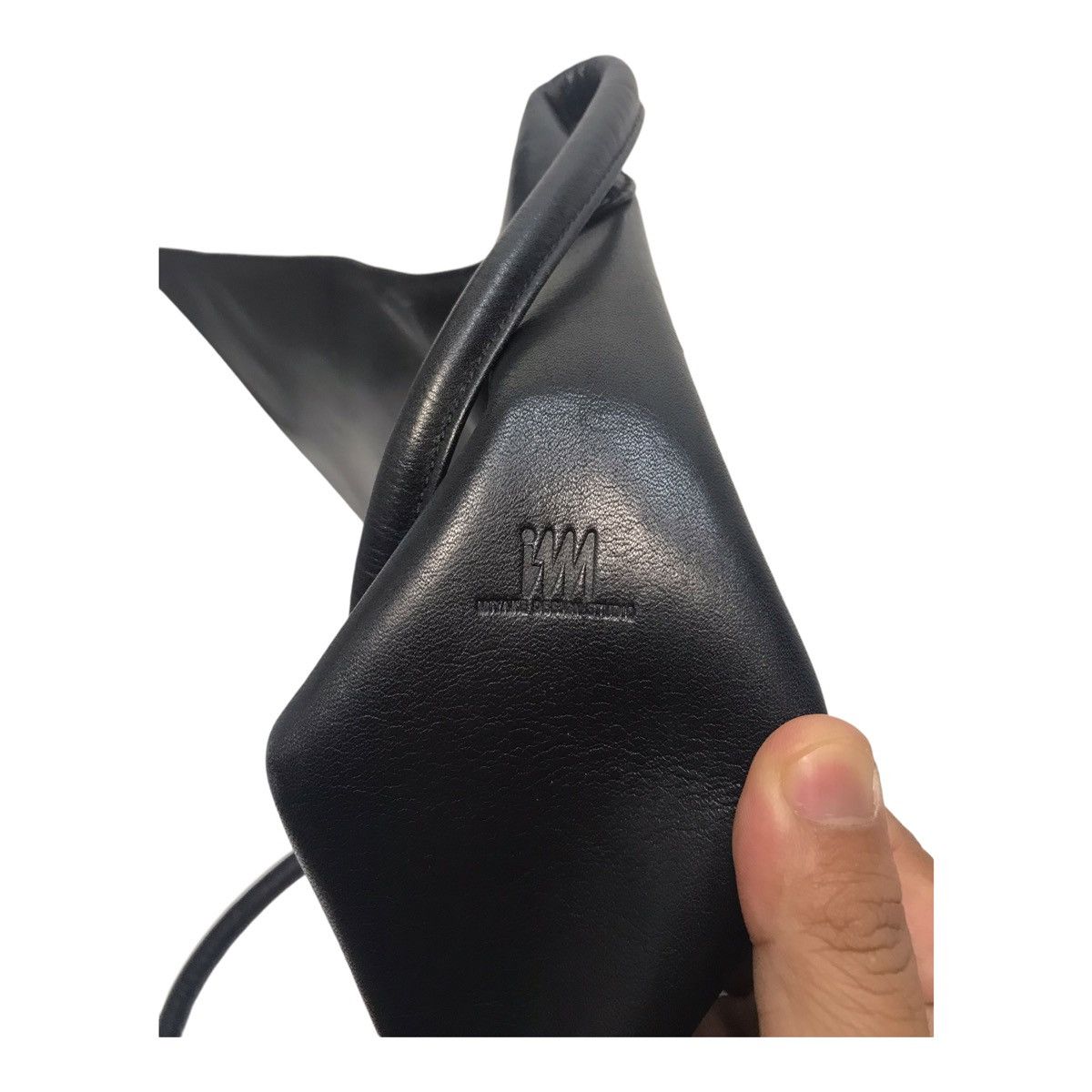 Issey Miyake × Japanese Brand × Vintage Issey Miyake Full Leather Sling Bag Size ONE SIZE - 8 Thumbnail
